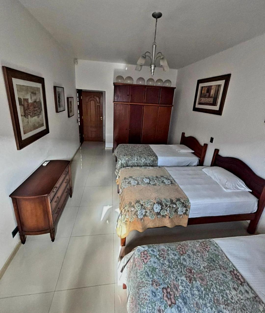 Linda casa com piscina Enseada