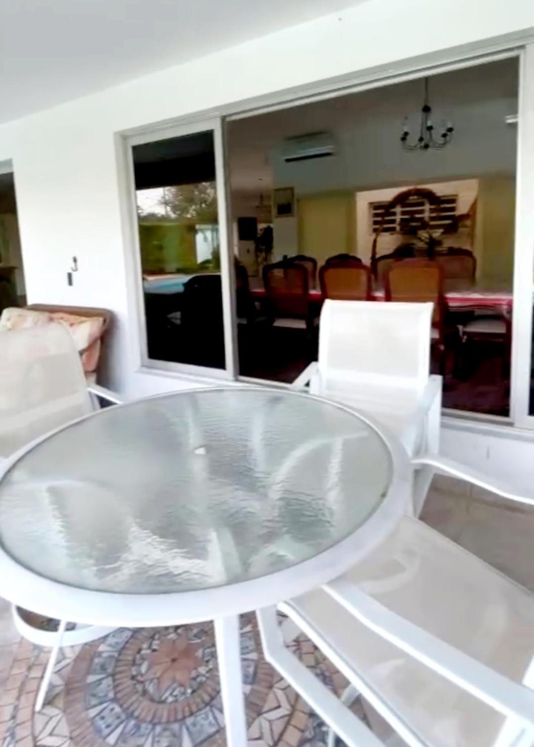 Linda casa com piscina Enseada
