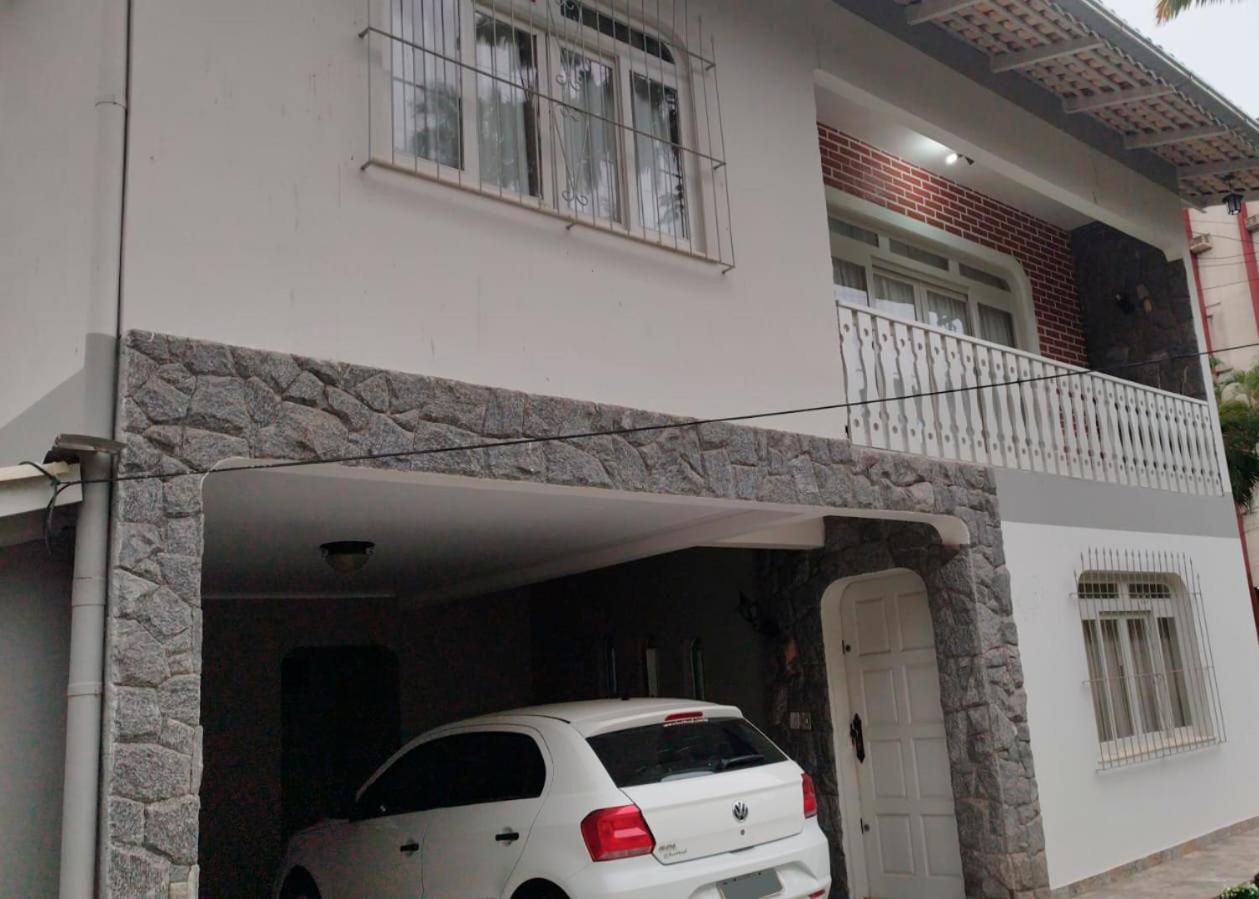 Casa de 2 Pavimentos Inteira com garagem