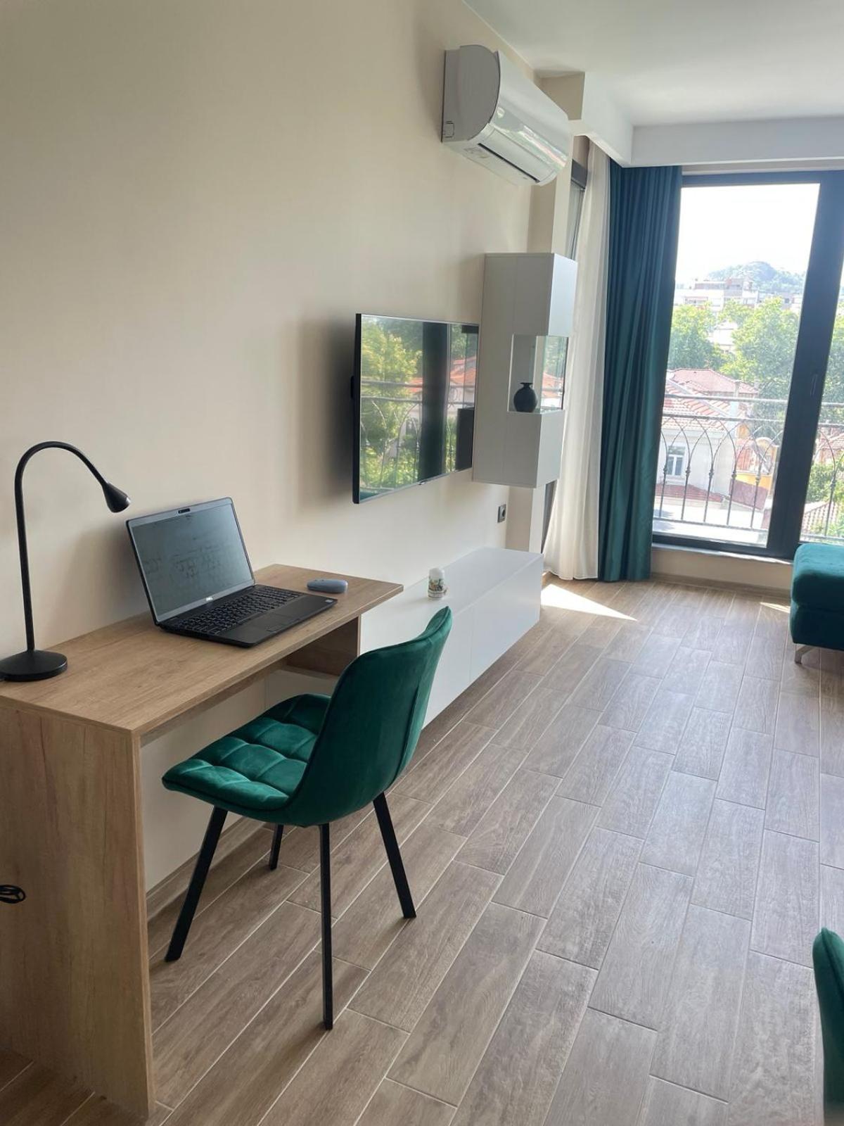 Modern 1BR Apart FREE Parking with Hill View