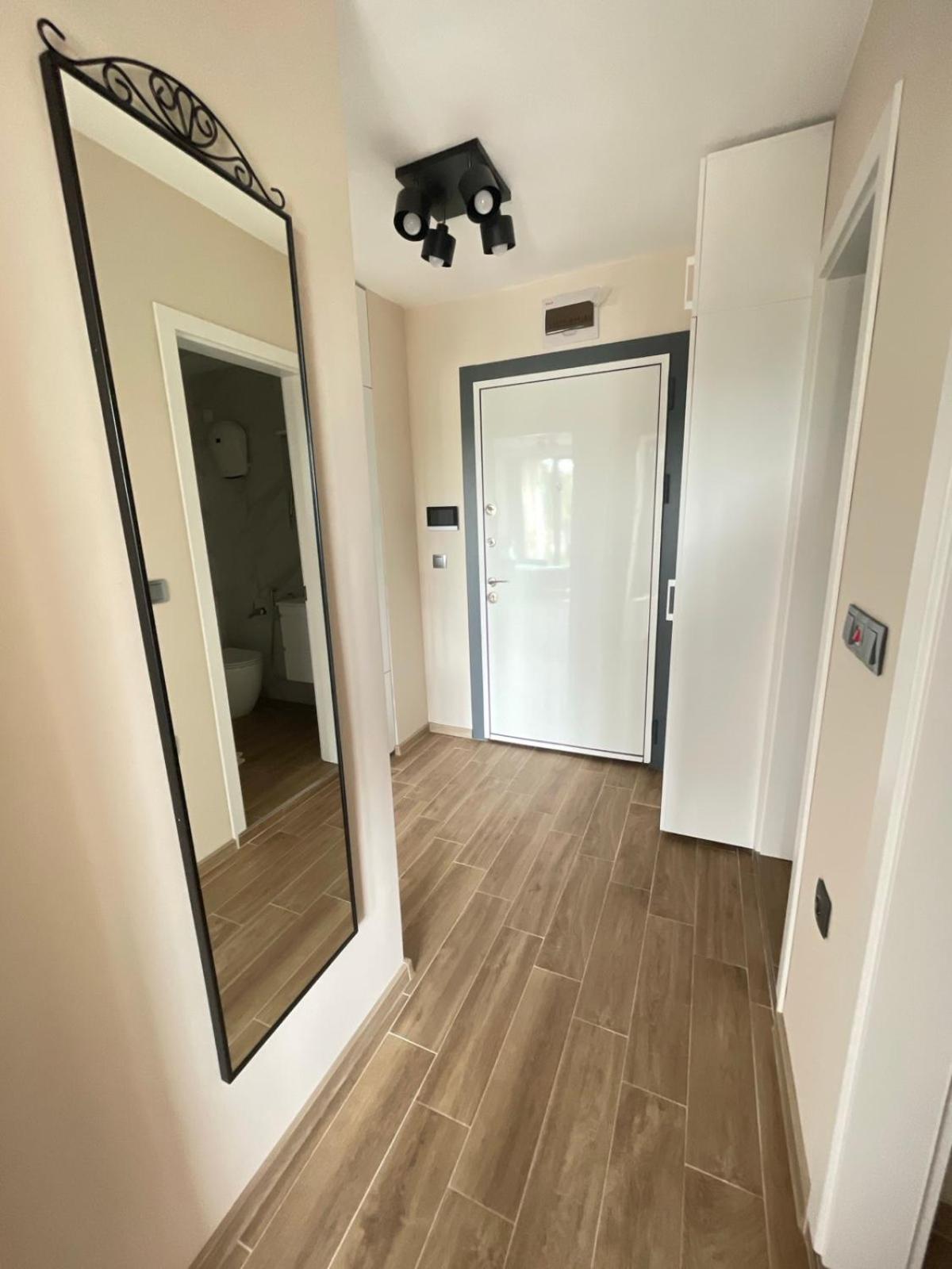 Modern 1BR Apart FREE Parking with Hill View