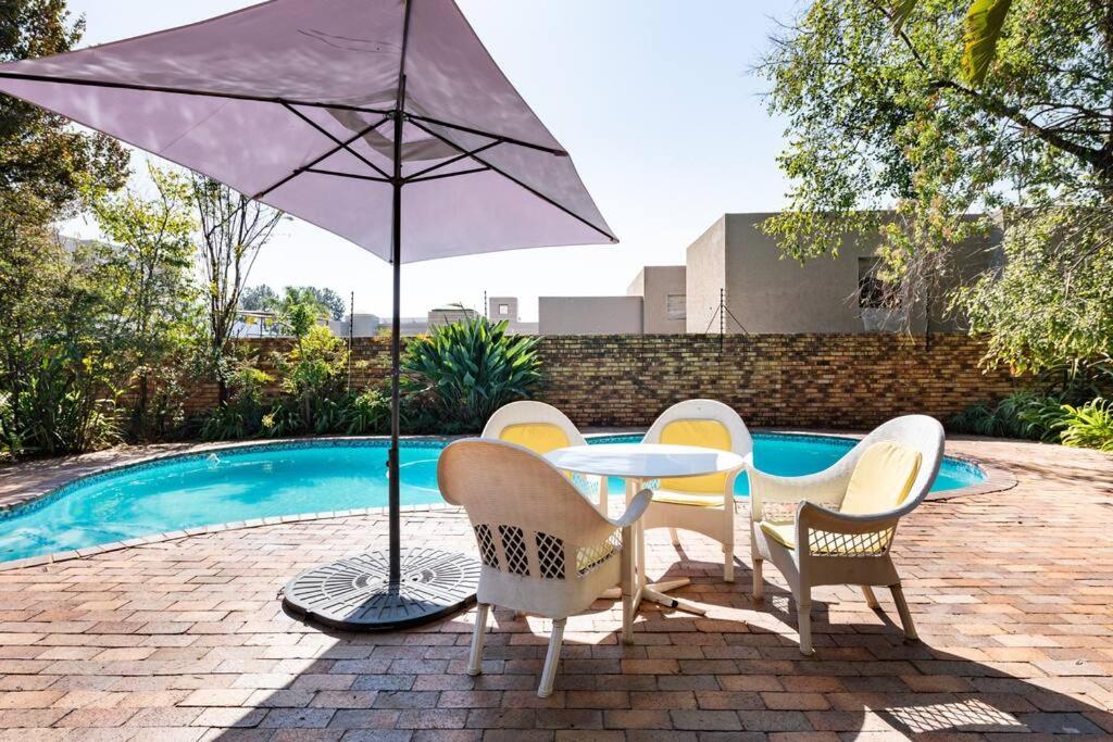 Johannesburg Vacations - April Villa Back-up power Luxury serviced villa Sandton CBD - Property Image 27