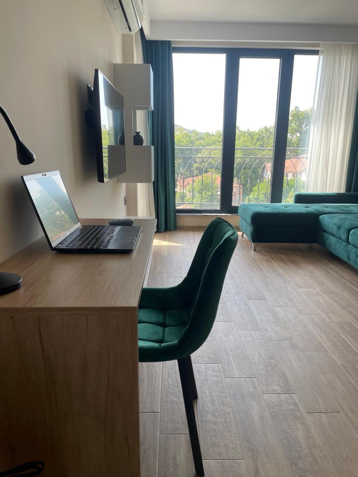 Modern 1BR Apart FREE Parking with Hill View
