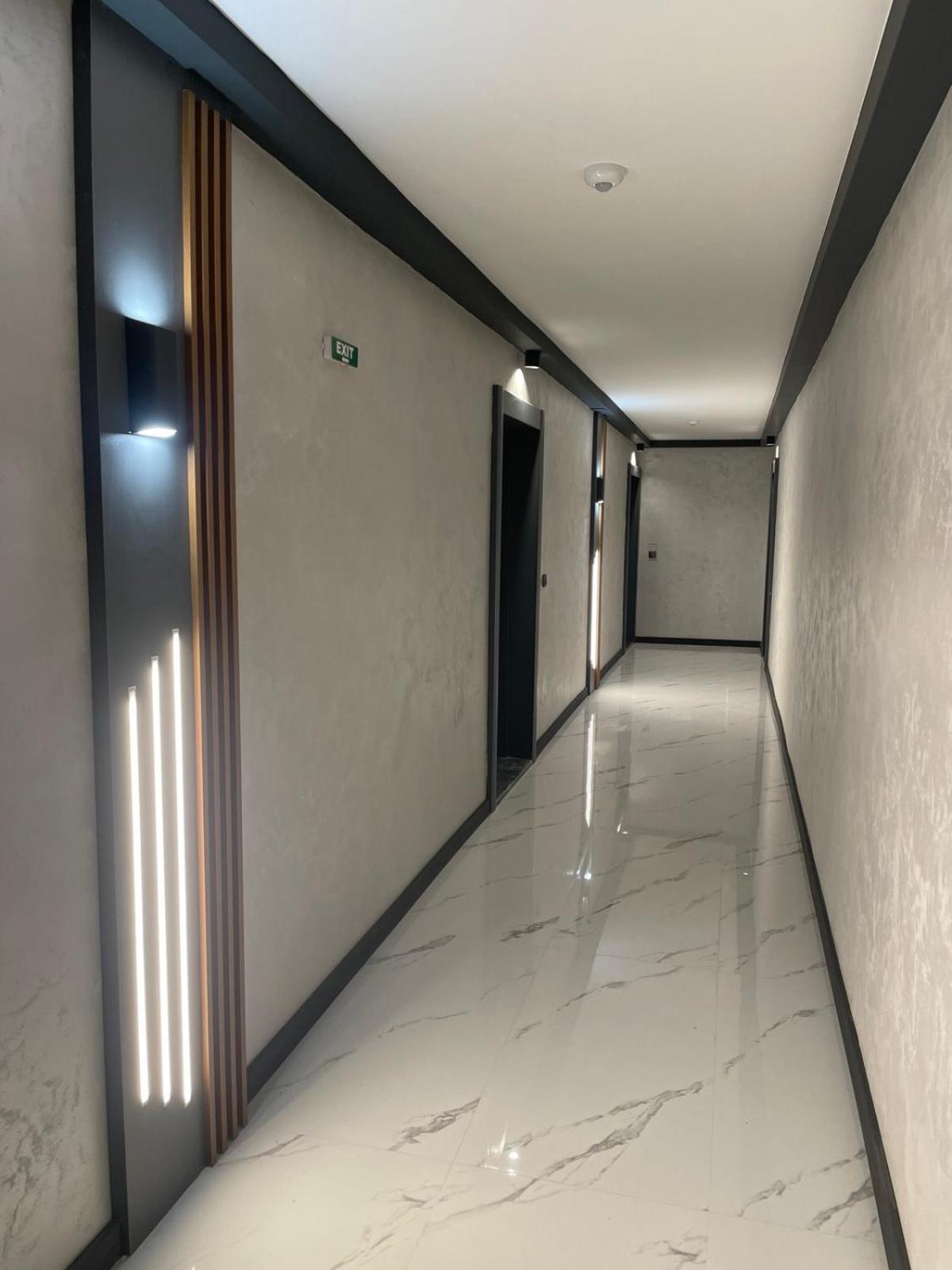Modern 1BR Apart FREE Parking with Hill View