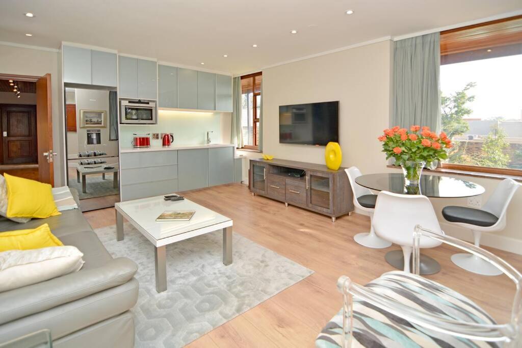 Johannesburg Vacations - April Villa Back-up power Luxury serviced villa Sandton CBD - Property Image 30