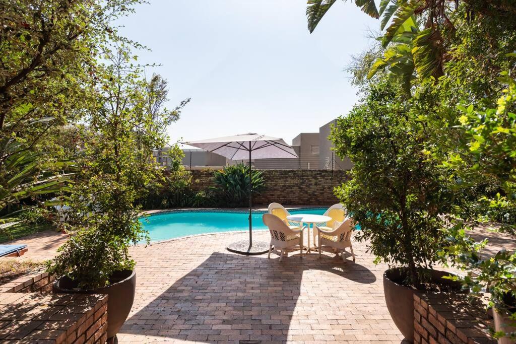 Johannesburg Vacations - April Villa Back-up power Luxury serviced villa Sandton CBD - Property Image 32