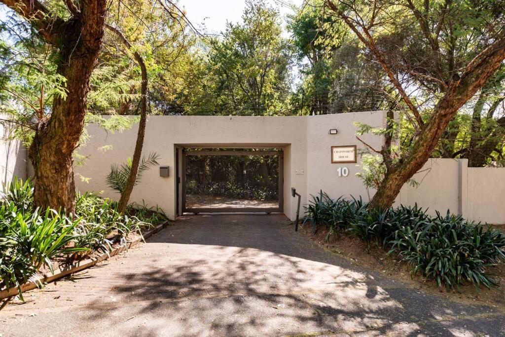 Johannesburg Vacations - April Villa Back-up power Luxury serviced villa Sandton CBD - Property Image 36