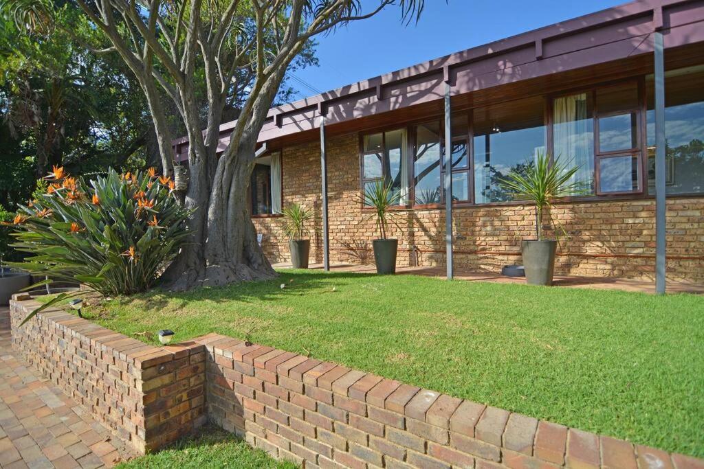 Johannesburg Vacations - April Villa Back-up power Luxury serviced villa Sandton CBD - Property Image 4
