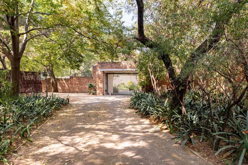 Johannesburg Vacations - April Villa Back-up power Luxury serviced villa Sandton CBD - Property Image 9