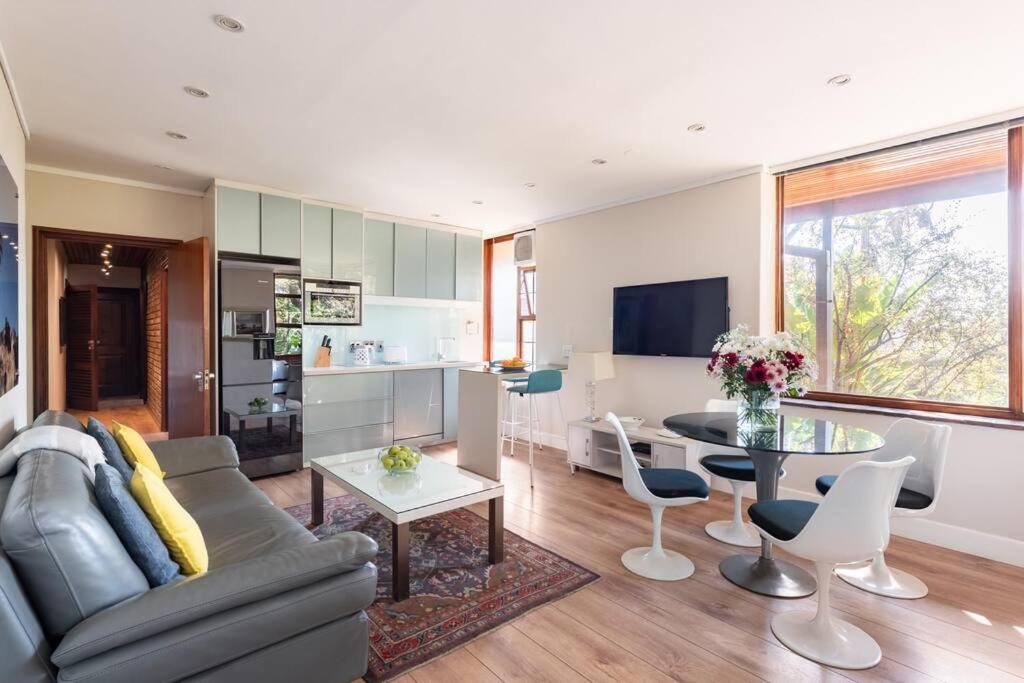 Johannesburg Vacations - April Villa Back-up power Luxury serviced villa Sandton CBD - Property Image 12