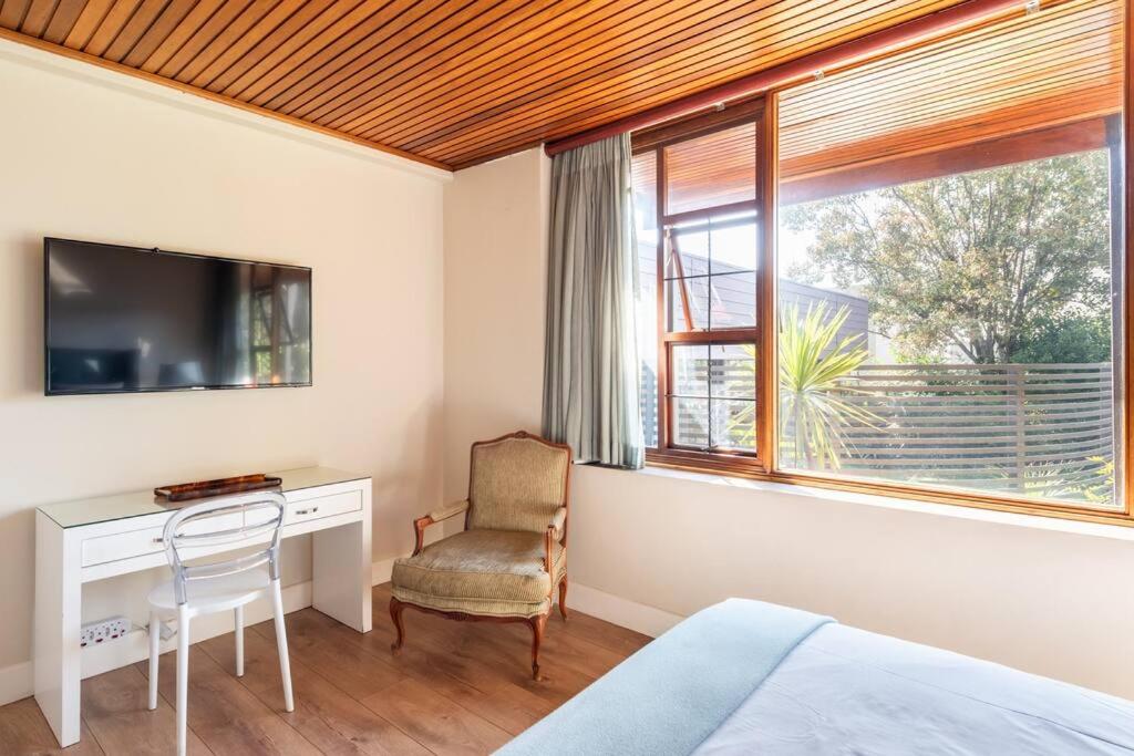Johannesburg Vacations - April Villa Back-up power Luxury serviced villa Sandton CBD - Property Image 15