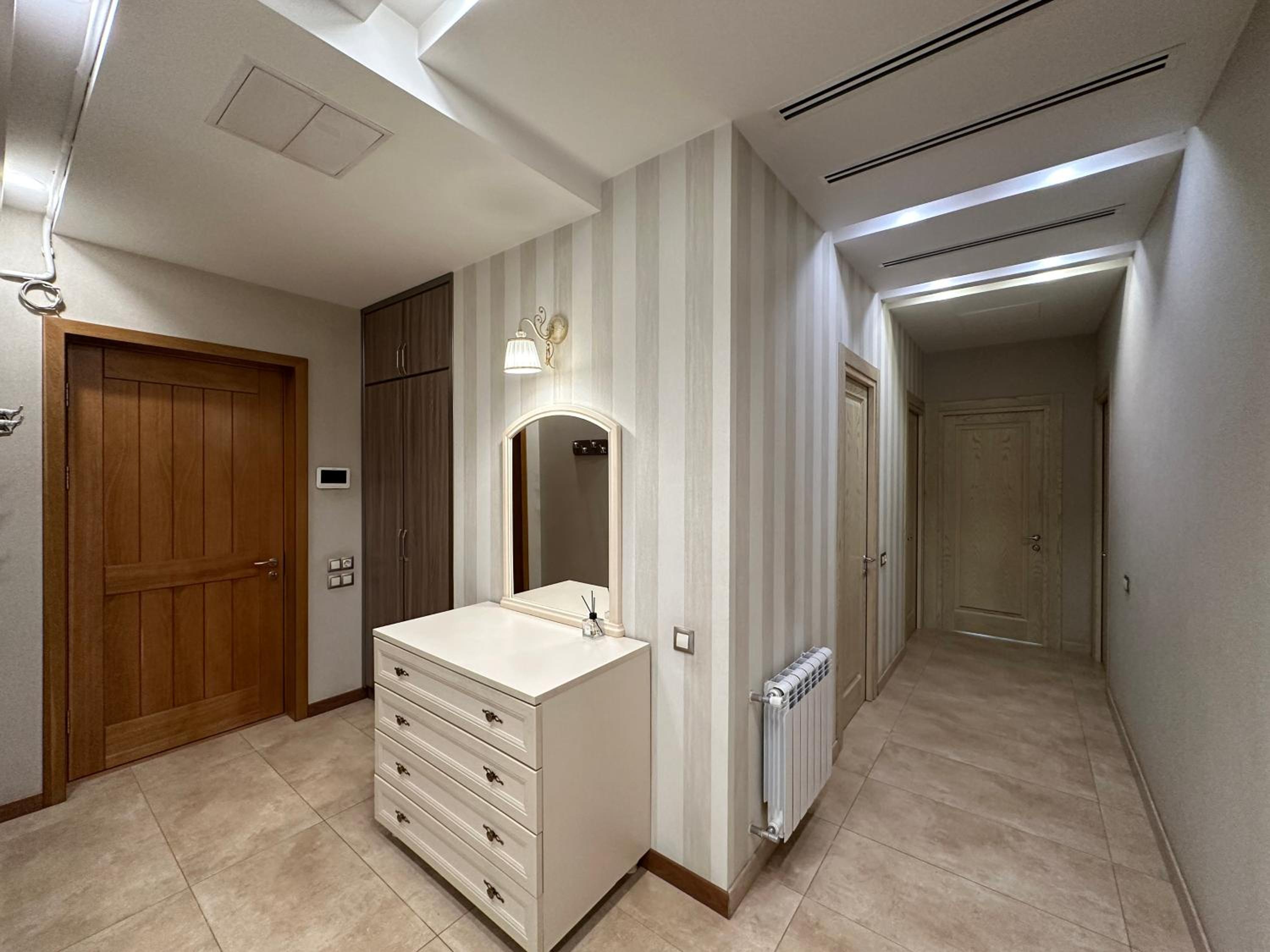 Verin Antarayin street, 3 bedrooms Beautiful and Spacious apartment VA111