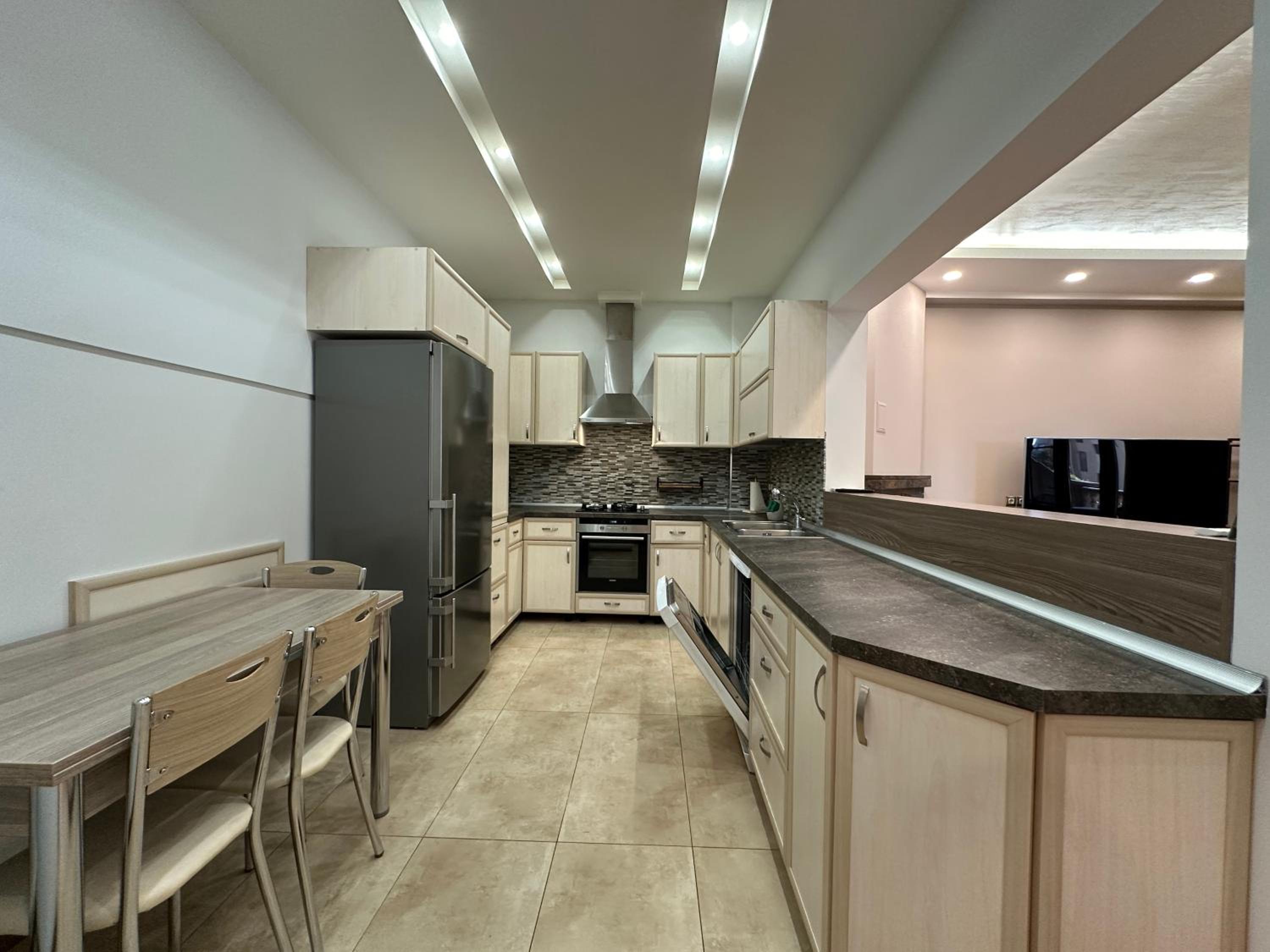 Verin Antarayin street, 3 bedrooms Beautiful and Spacious apartment VA111