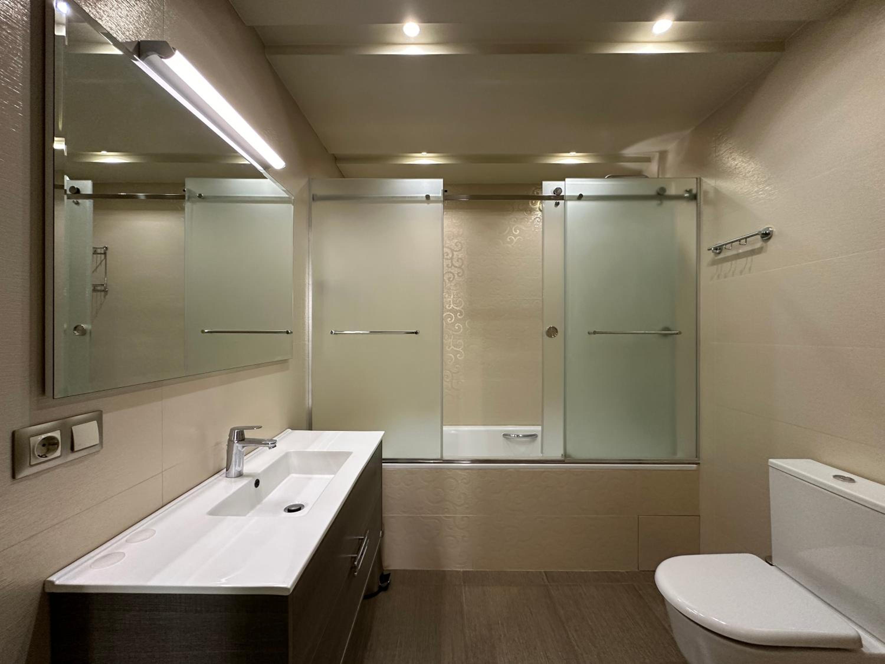 Verin Antarayin street, 3 bedrooms Beautiful and Spacious apartment VA111