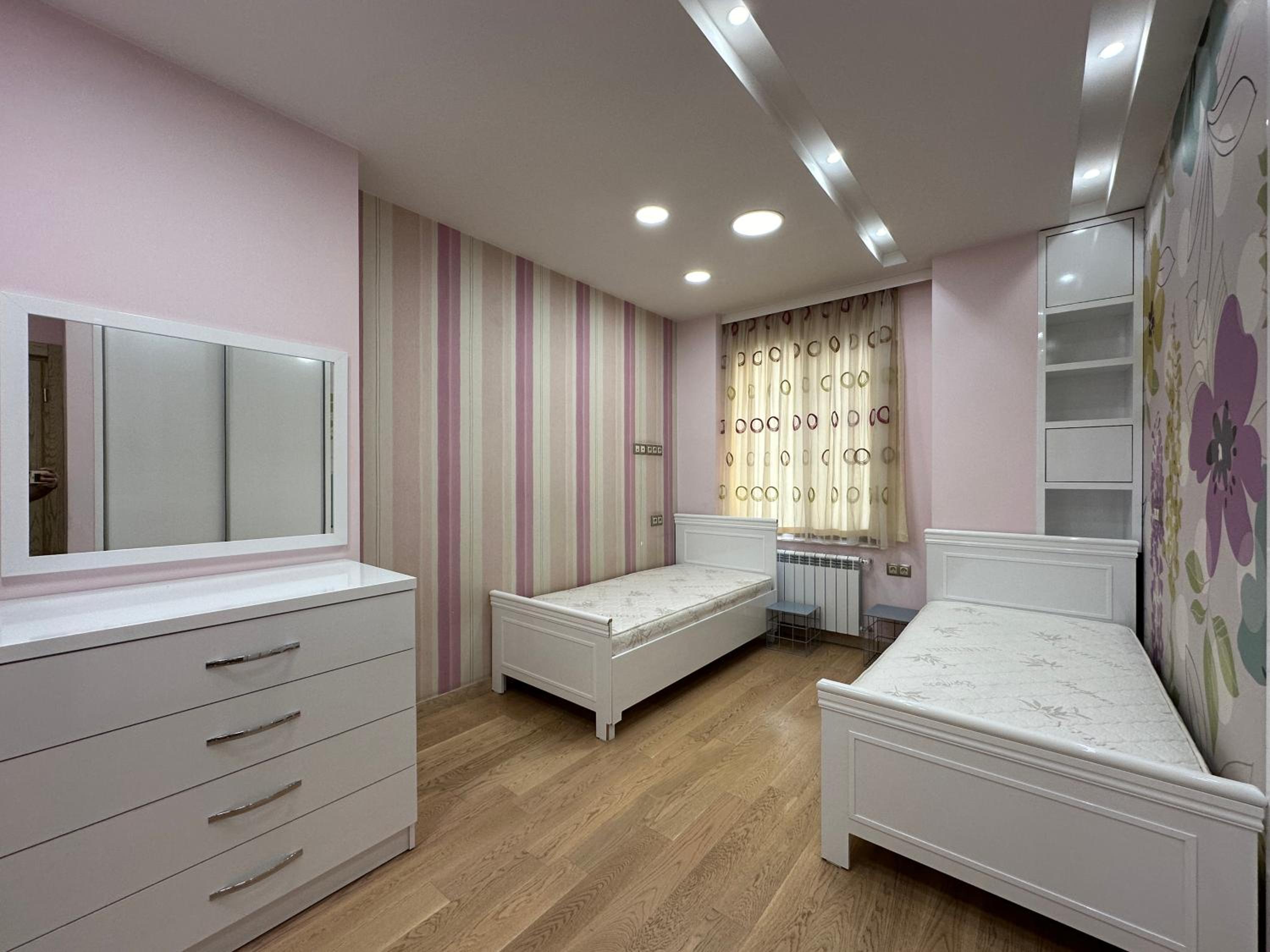 Verin Antarayin street, 3 bedrooms Beautiful and Spacious apartment VA111