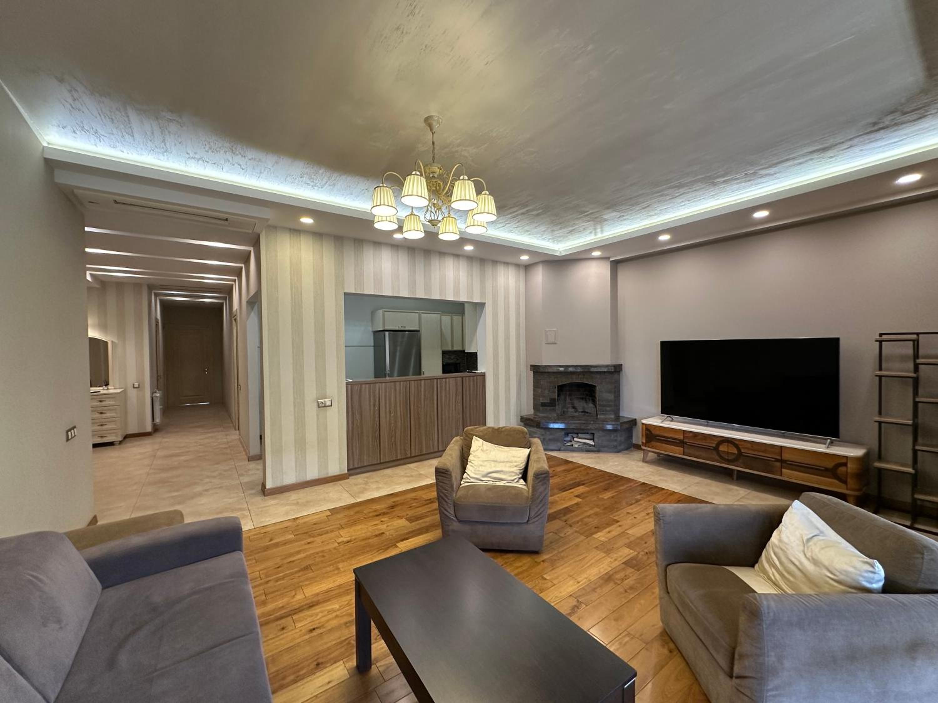 Verin Antarayin street, 3 bedrooms Beautiful and Spacious apartment VA111