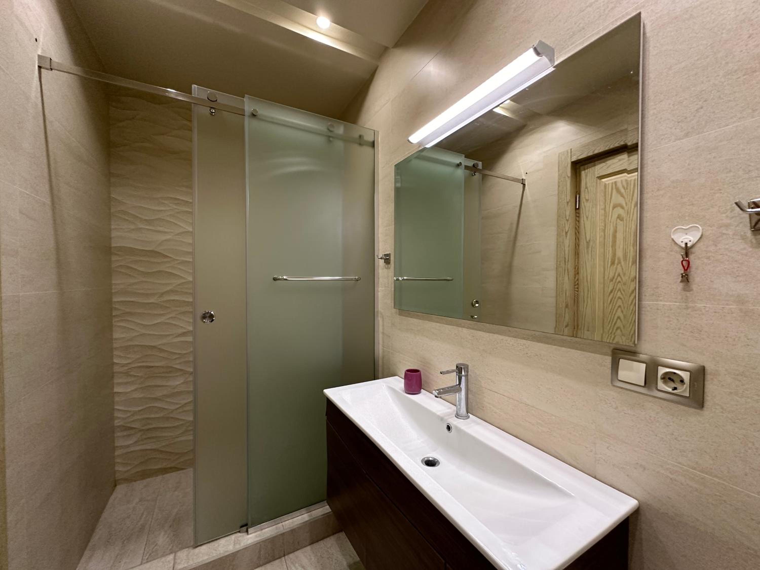 Verin Antarayin street, 3 bedrooms Beautiful and Spacious apartment VA111