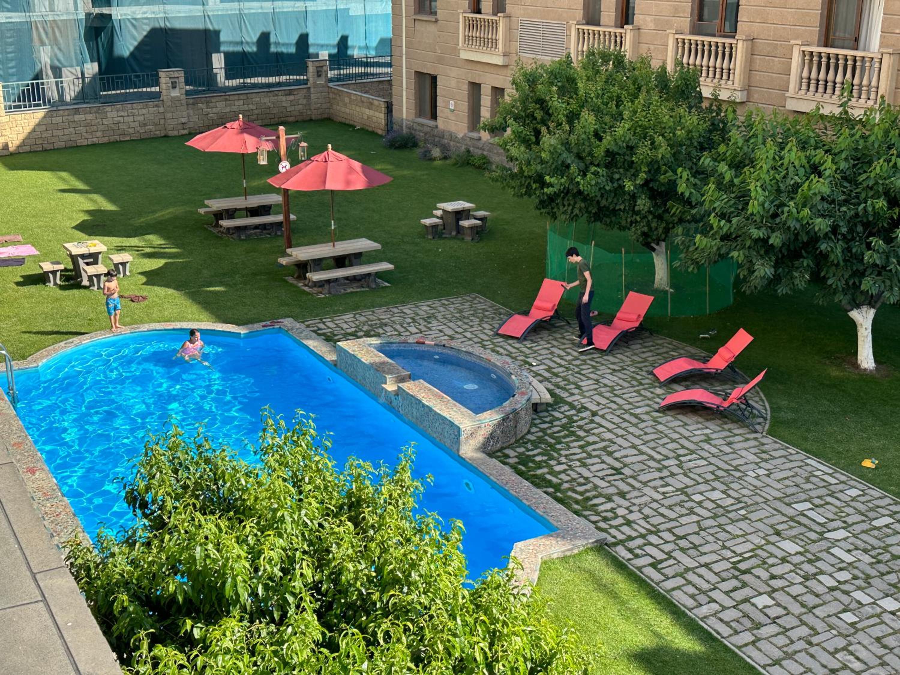 Verin Antarayin street, 3 bedrooms Beautiful and Spacious apartment VA111