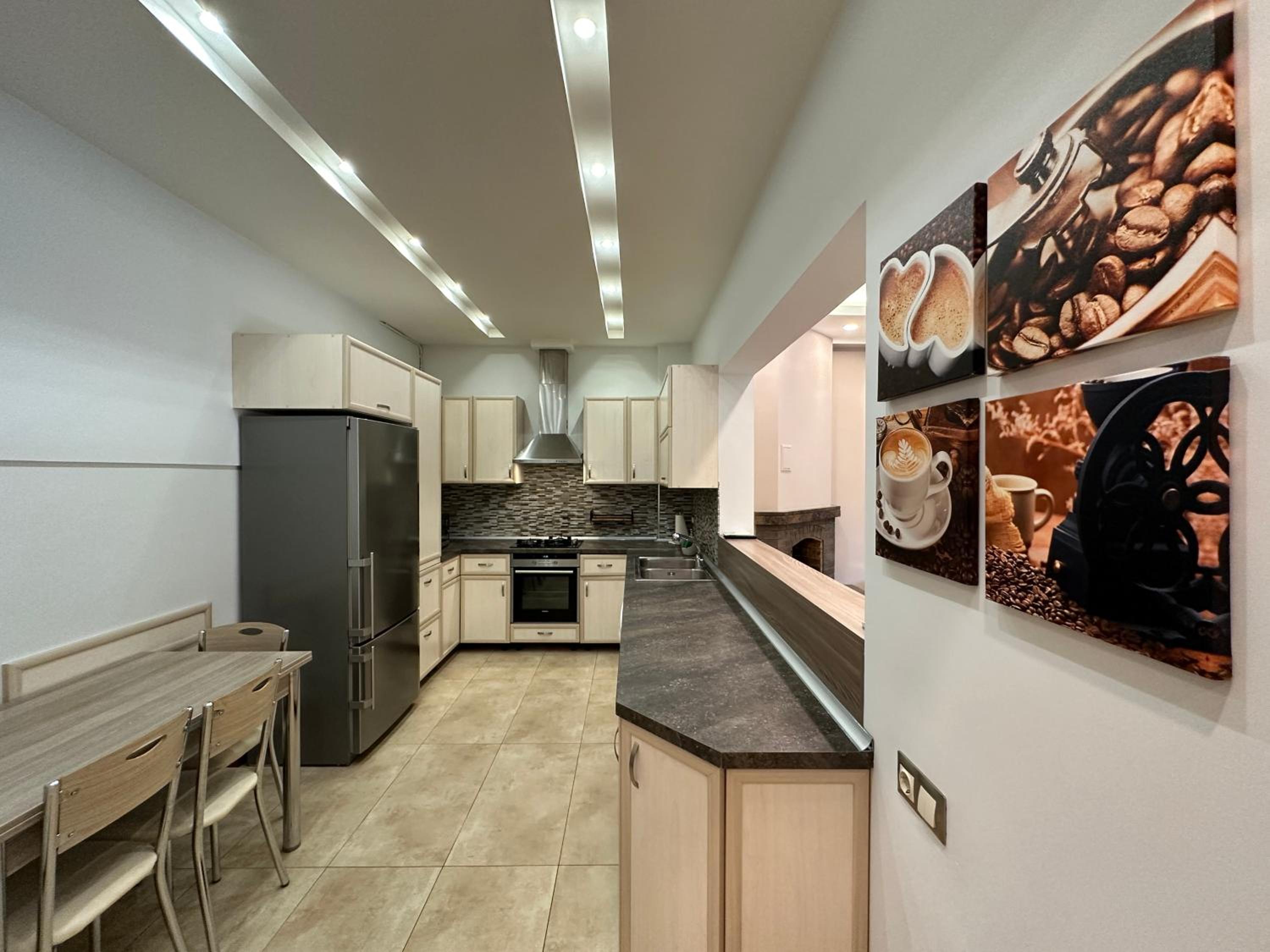 Verin Antarayin street, 3 bedrooms Beautiful and Spacious apartment VA111
