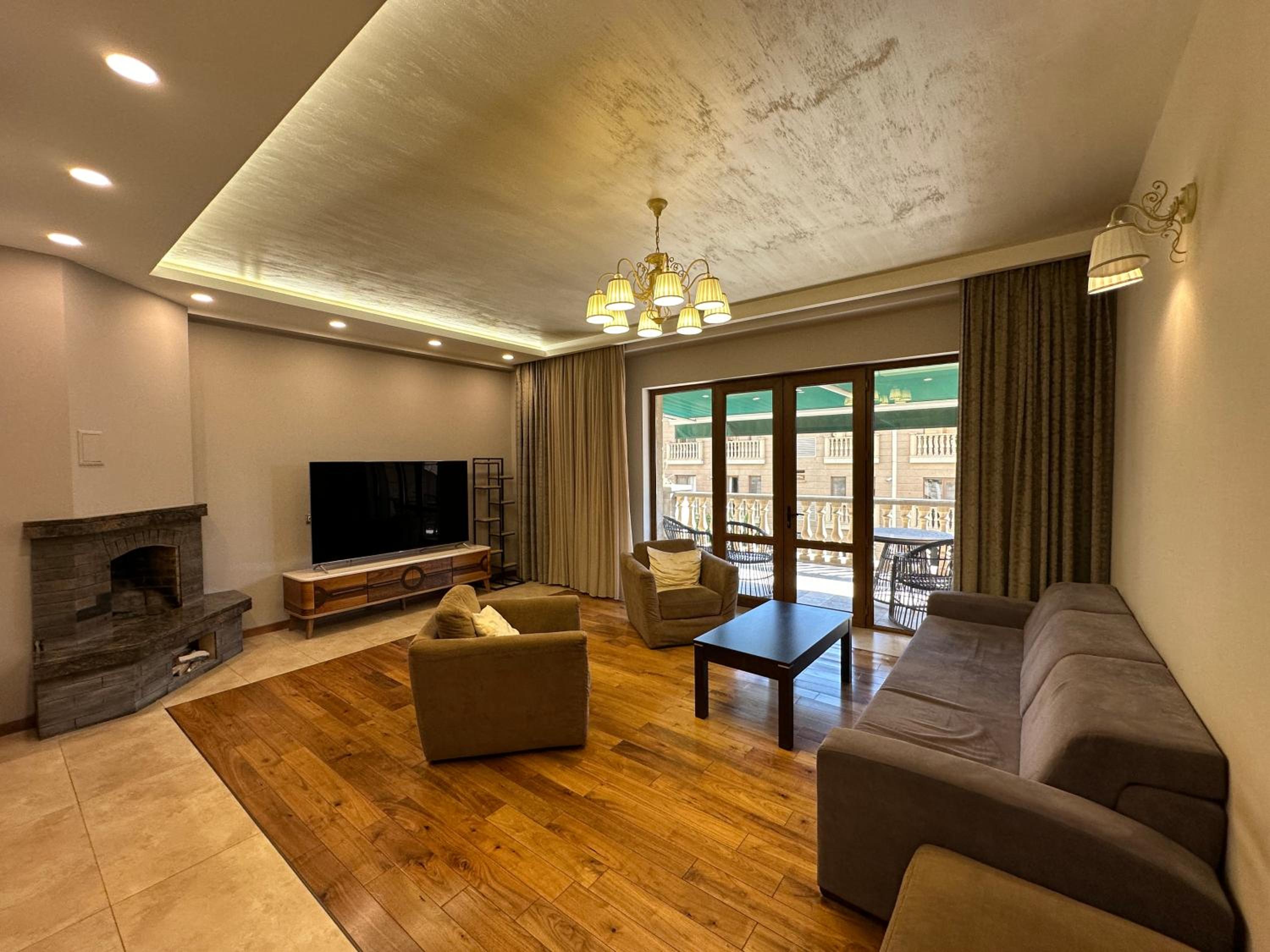 Verin Antarayin street, 3 bedrooms Beautiful and Spacious apartment VA111