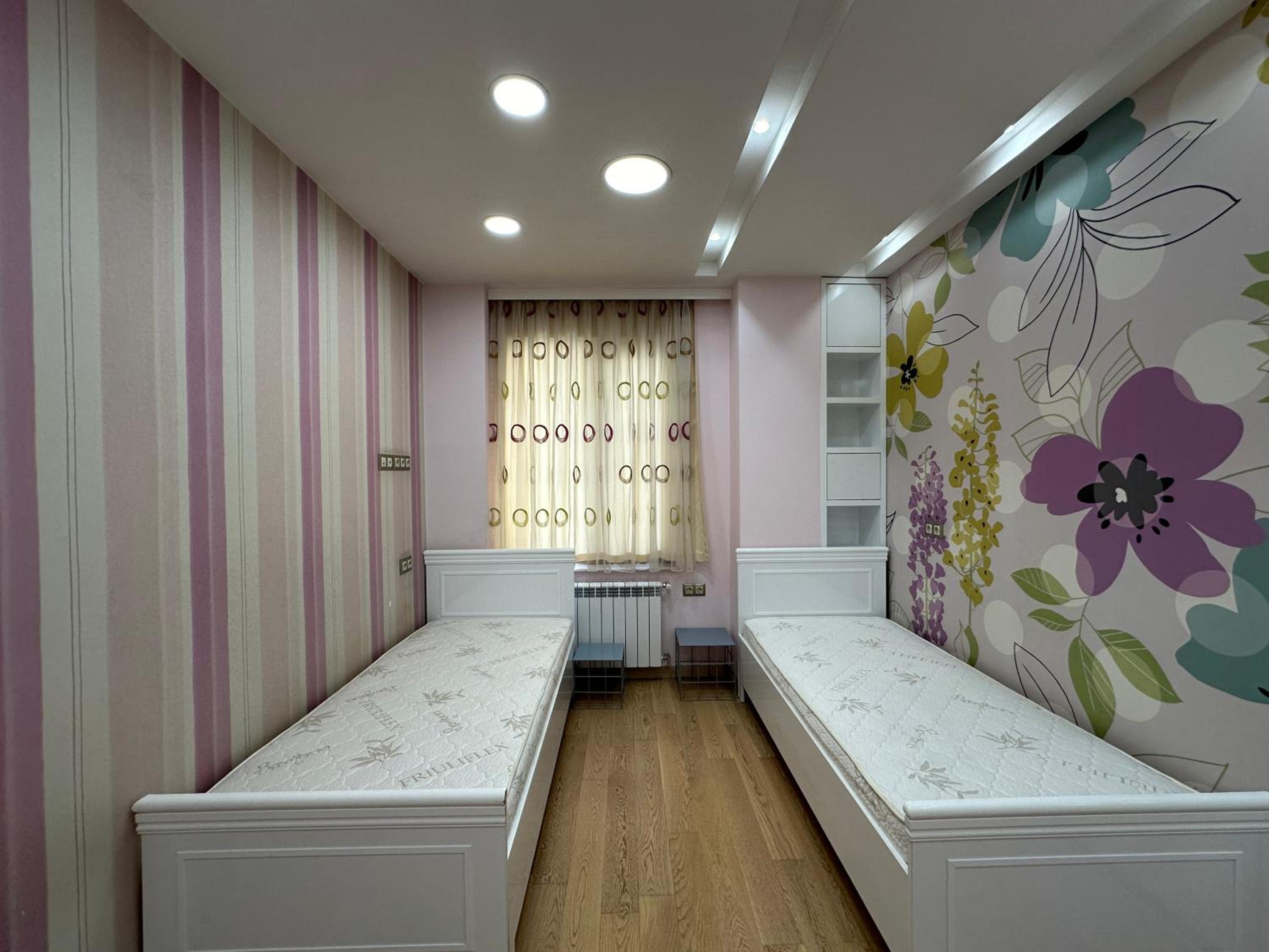 Verin Antarayin street, 3 bedrooms Beautiful and Spacious apartment VA111