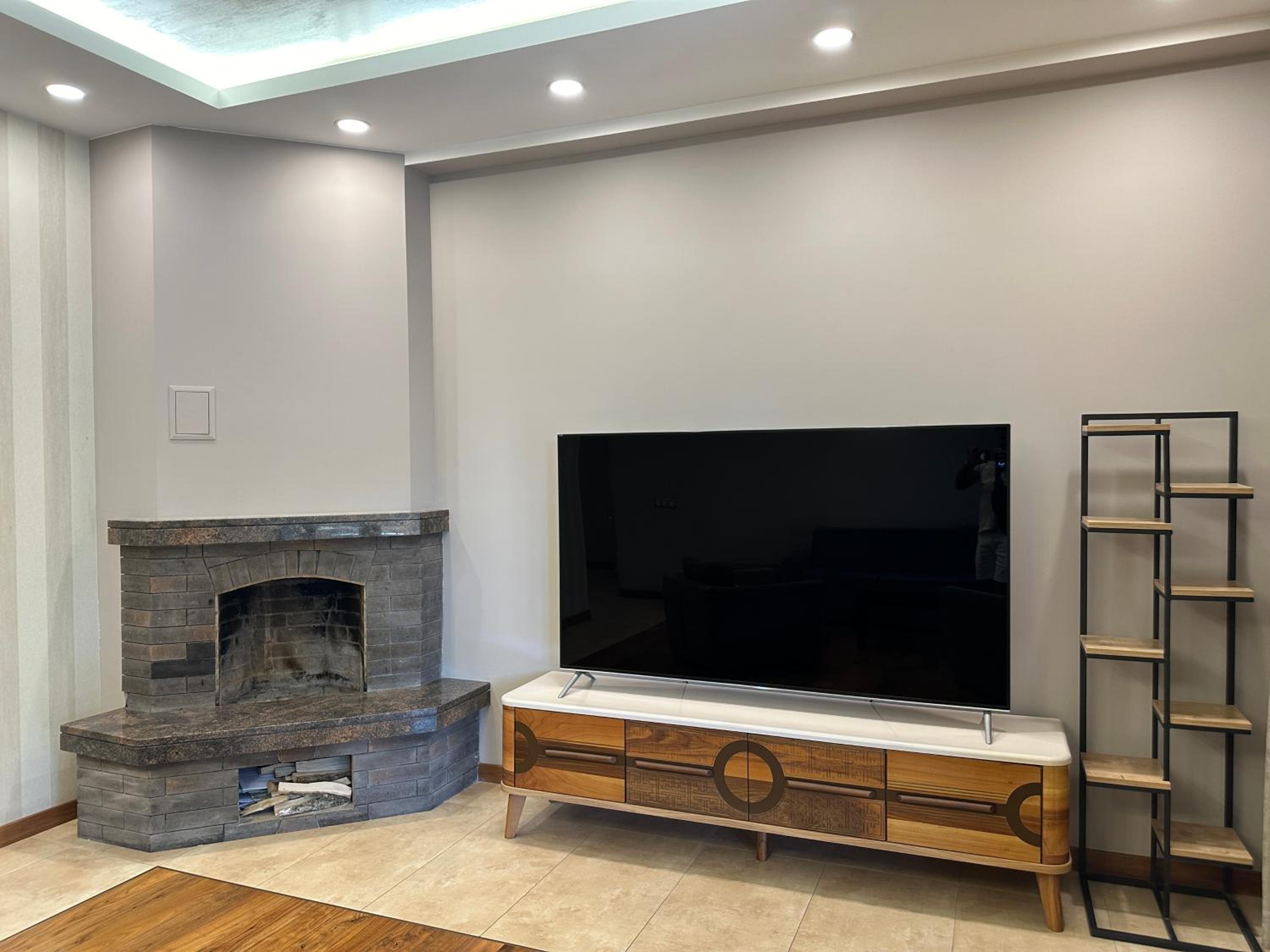 Verin Antarayin street, 3 bedrooms Beautiful and Spacious apartment VA111