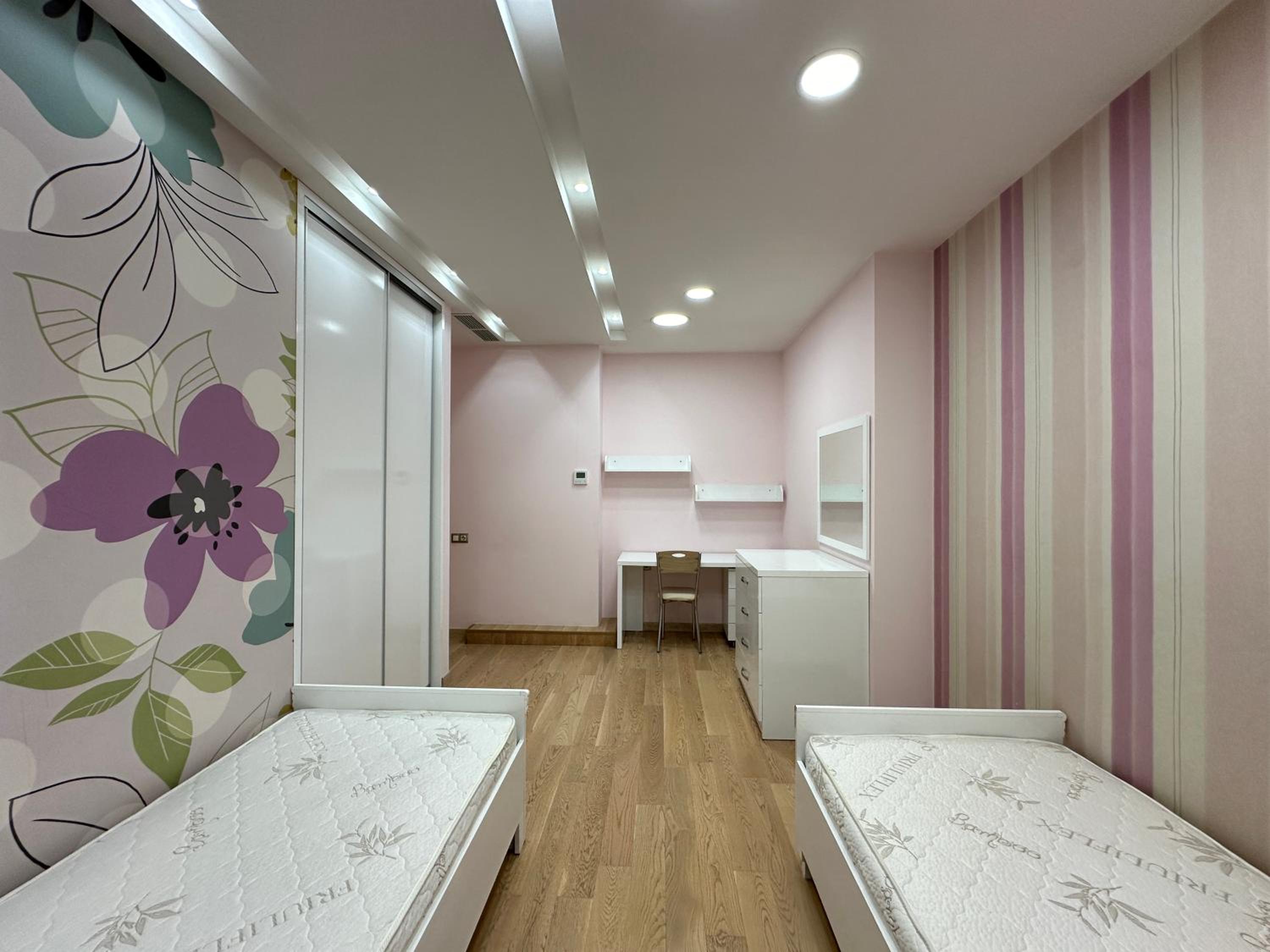 Verin Antarayin street, 3 bedrooms Beautiful and Spacious apartment VA111