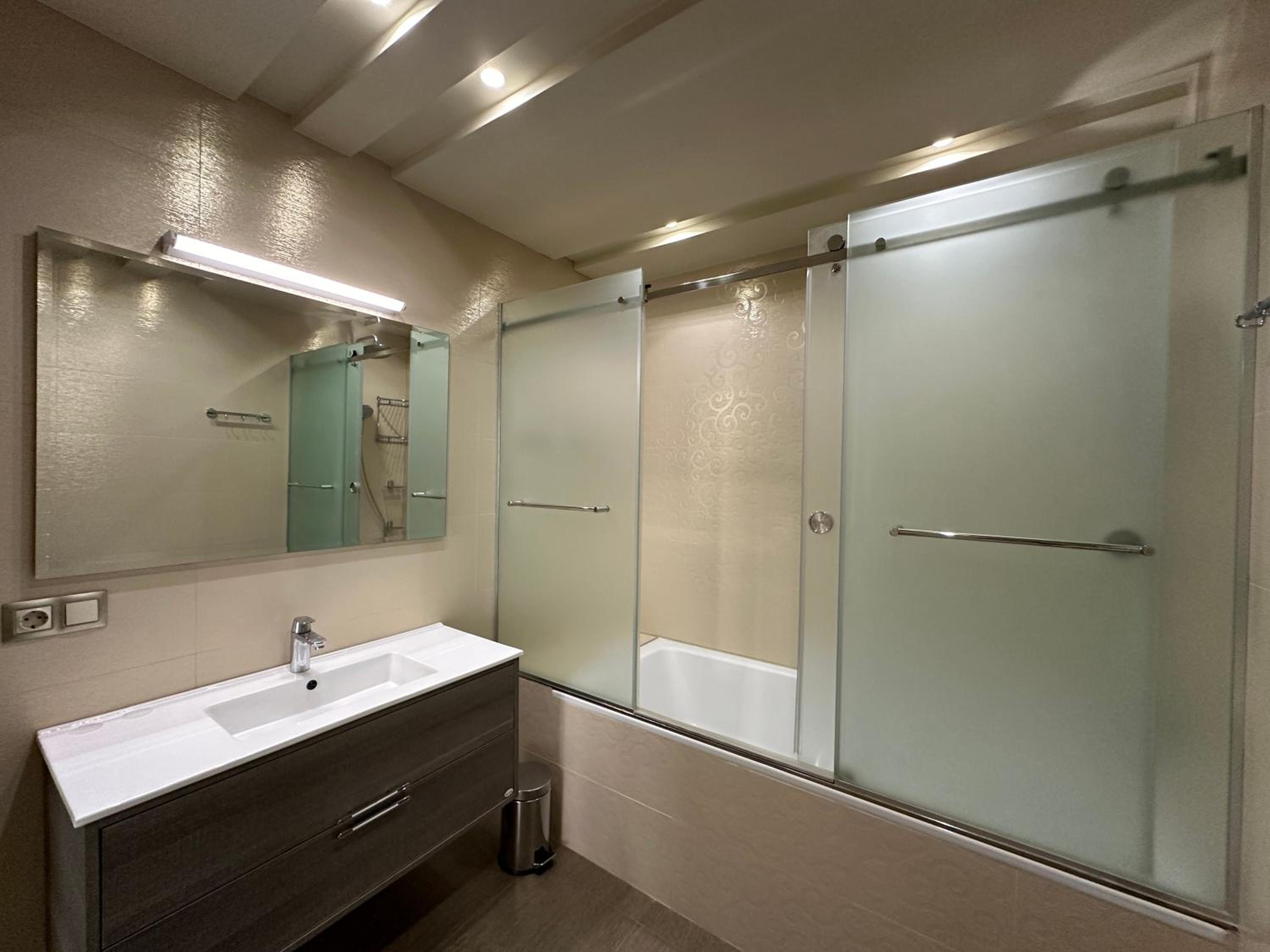 Verin Antarayin street, 3 bedrooms Beautiful and Spacious apartment VA111