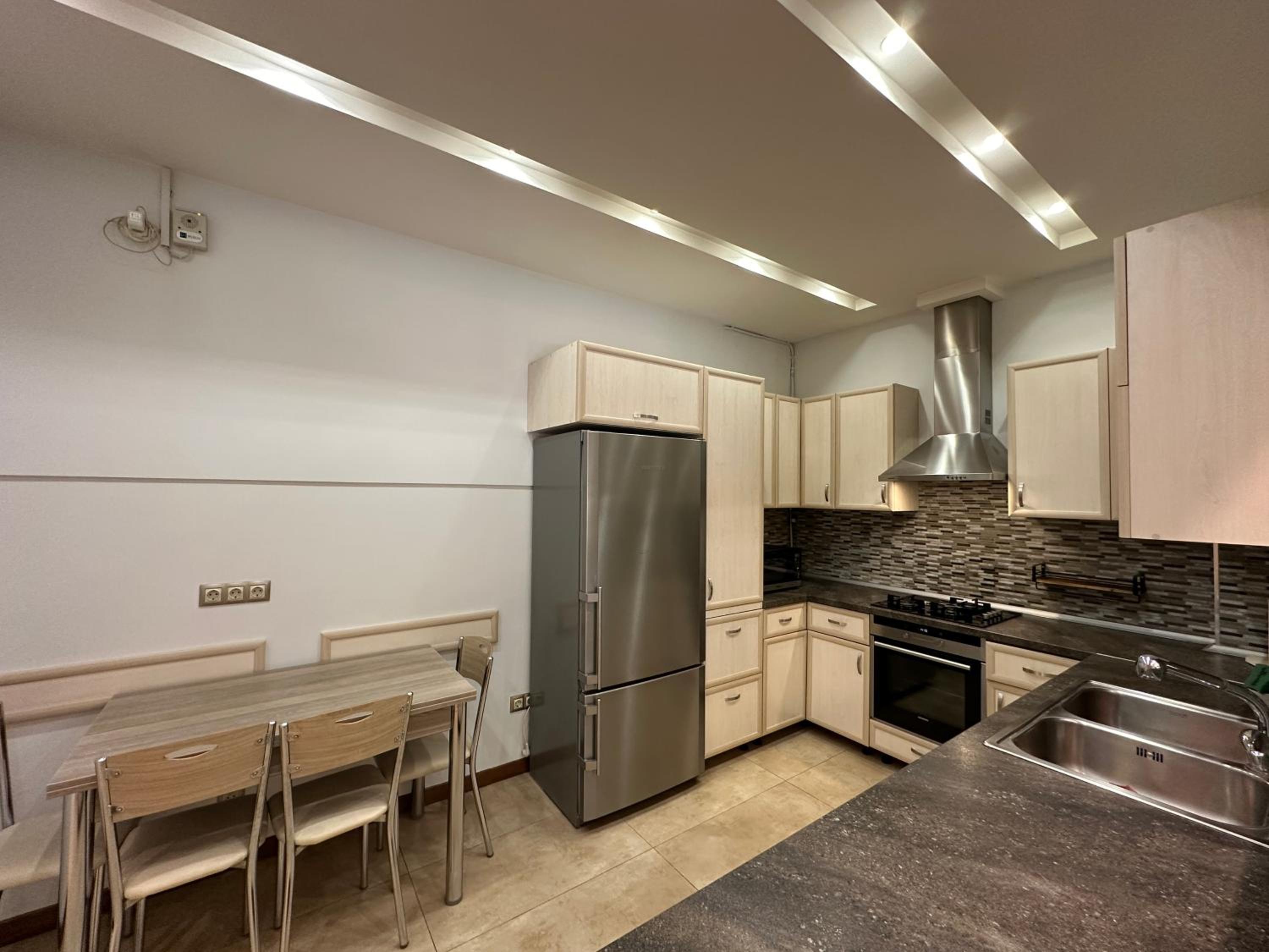 Verin Antarayin street, 3 bedrooms Beautiful and Spacious apartment VA111