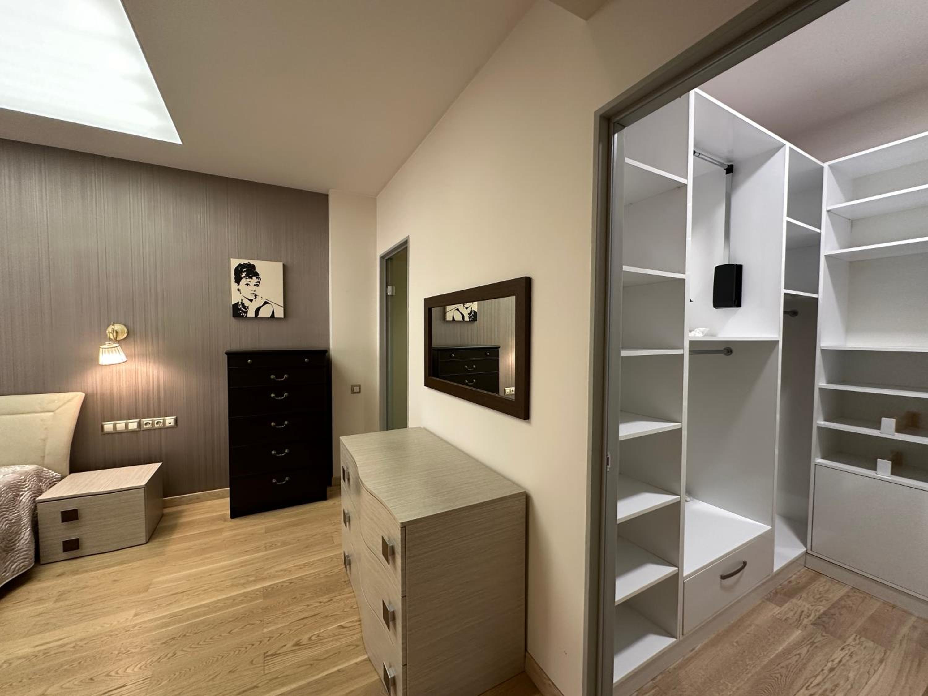 Verin Antarayin street, 3 bedrooms Beautiful and Spacious apartment VA111