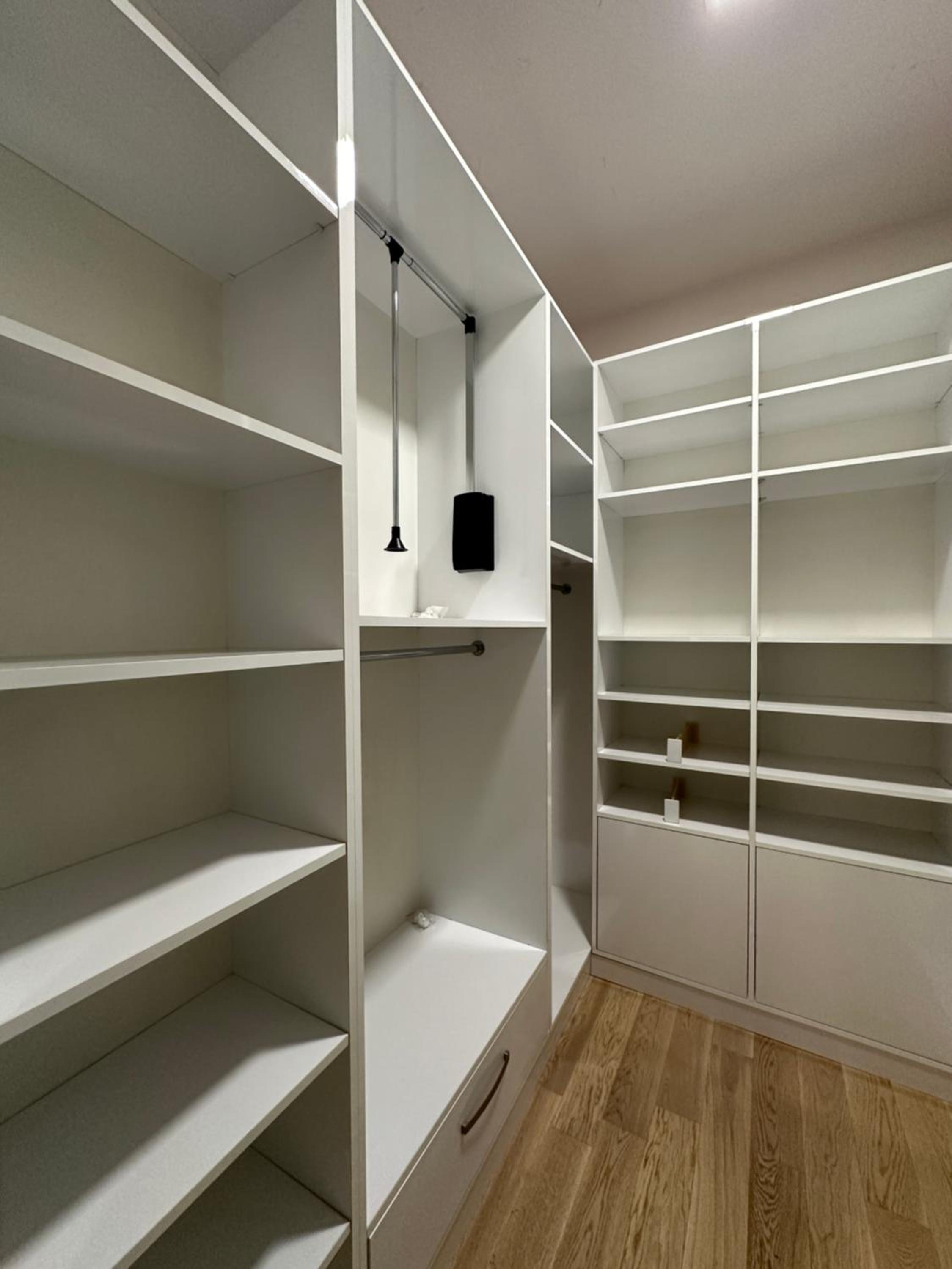 Verin Antarayin street, 3 bedrooms Beautiful and Spacious apartment VA111