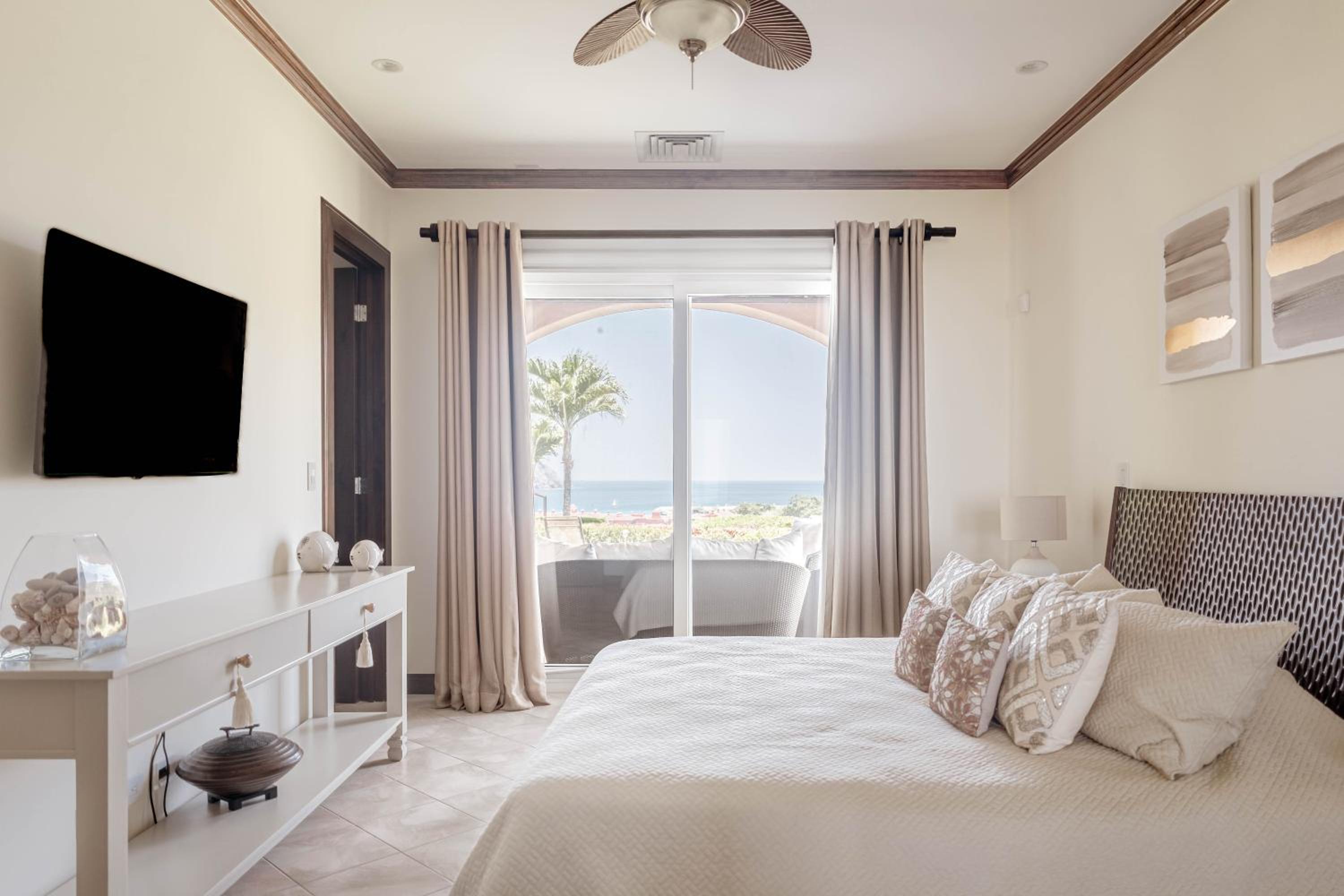 Luxury, ocean view, 3-bedroom condo @ Los Sueños