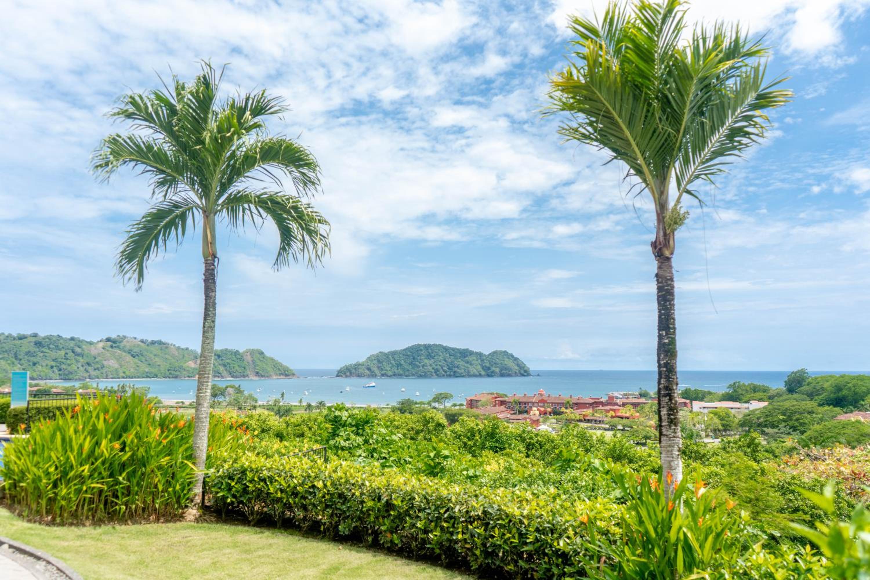 Luxury, ocean view, 3-bedroom condo @ Los Sueños