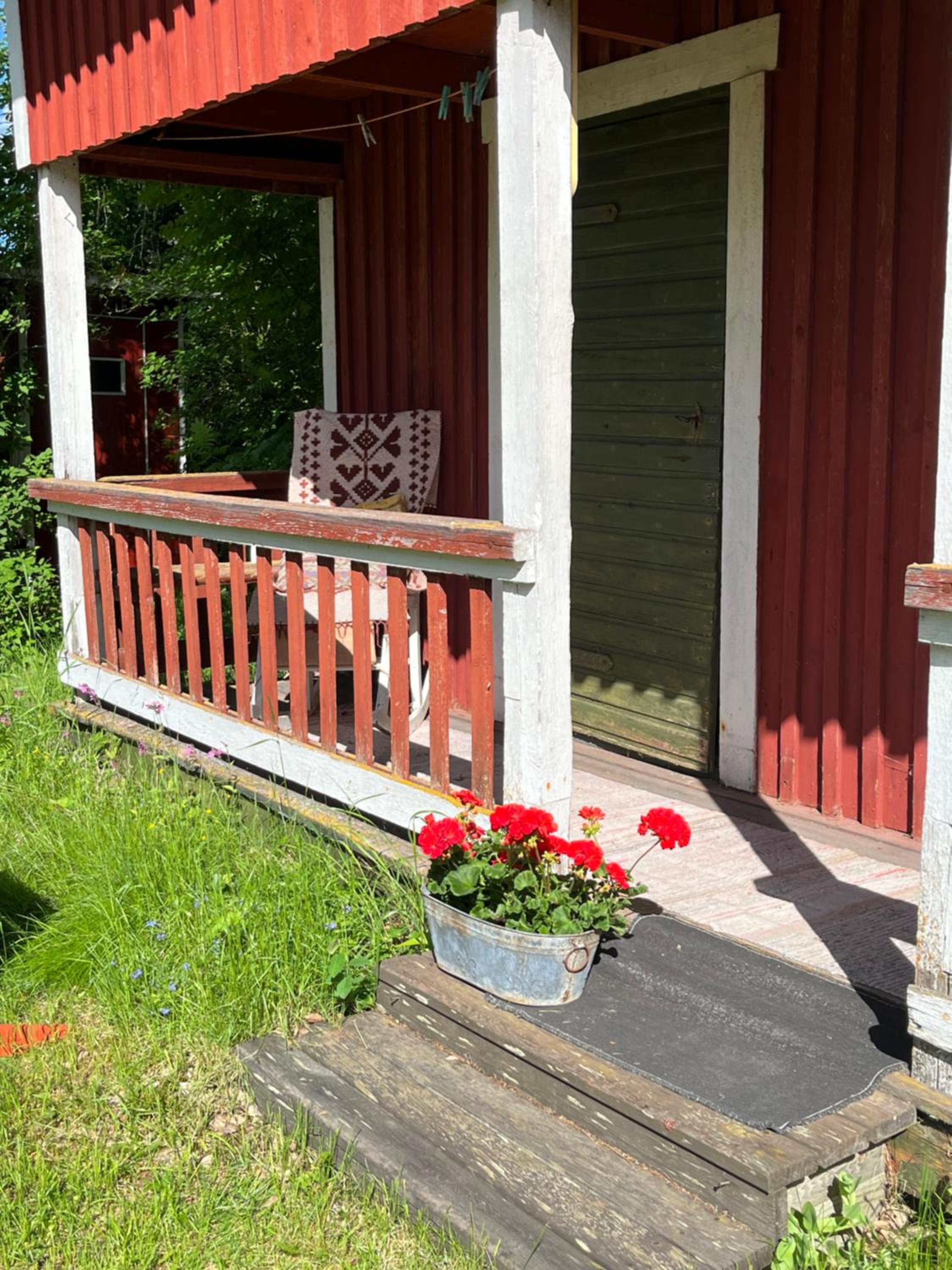 Vaatimaton mummonmökki, Valkola, no running water