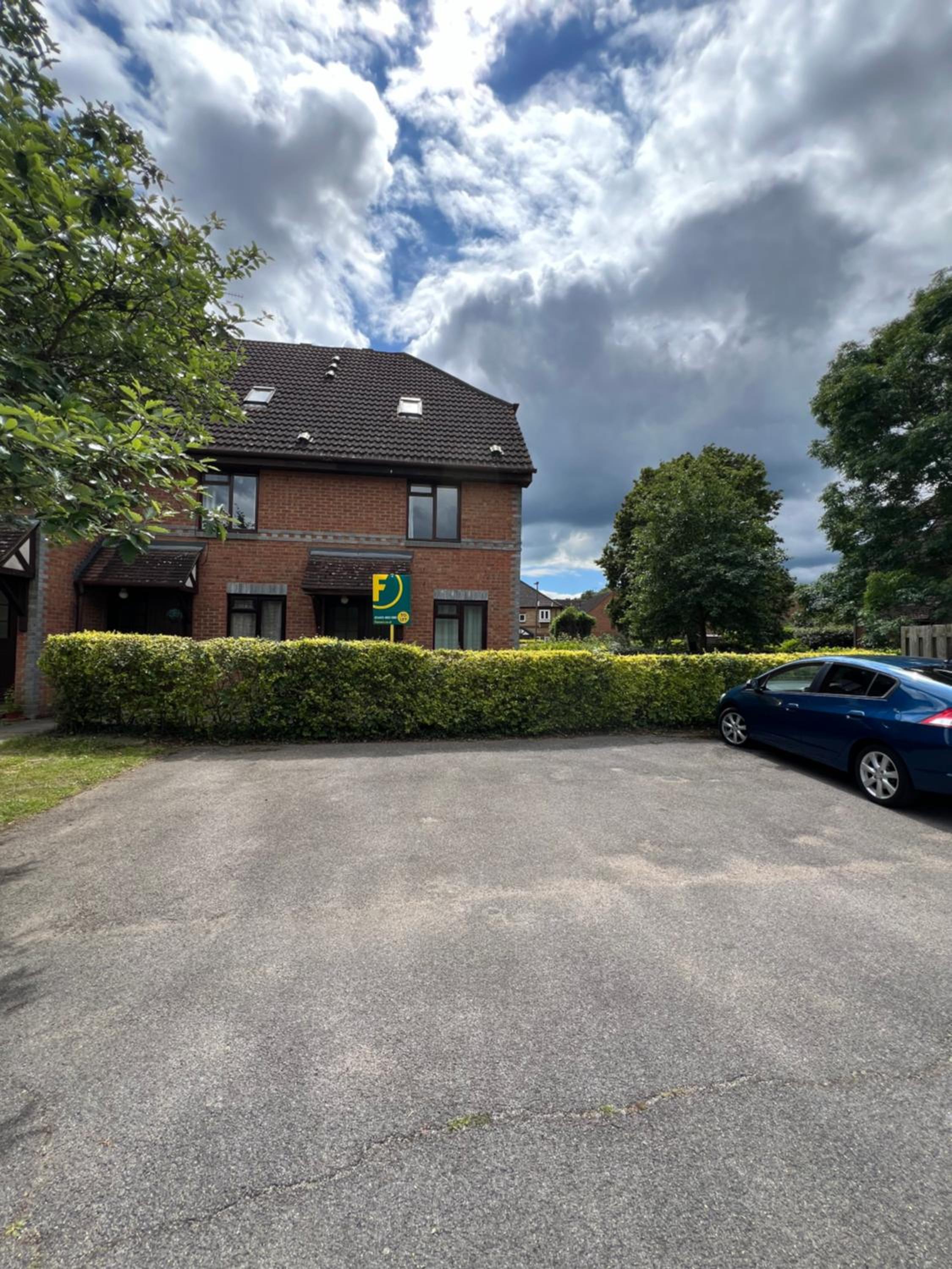 Beautiful apartment in Guildford with parking view 2