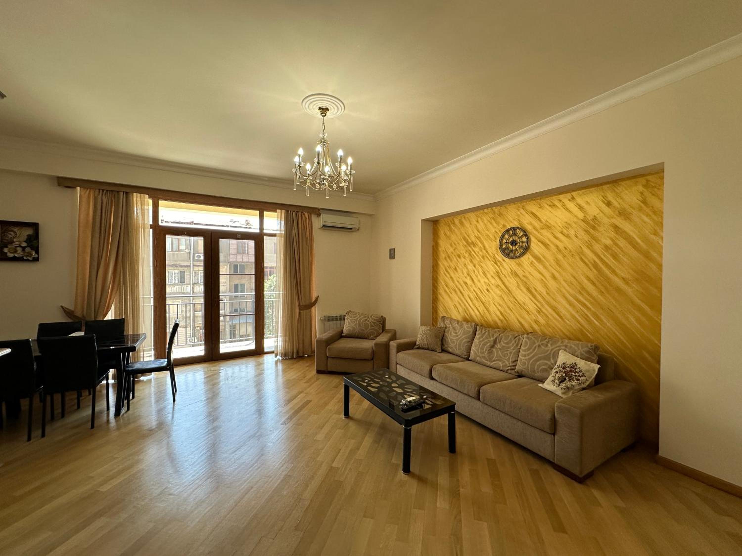 Aram street, 1 bedroom Comfy & Sunny apart with Open balcony DI480