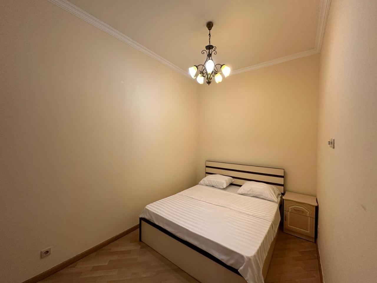 Aram street, 1 bedroom Comfy & Sunny apart with Open balcony DI480