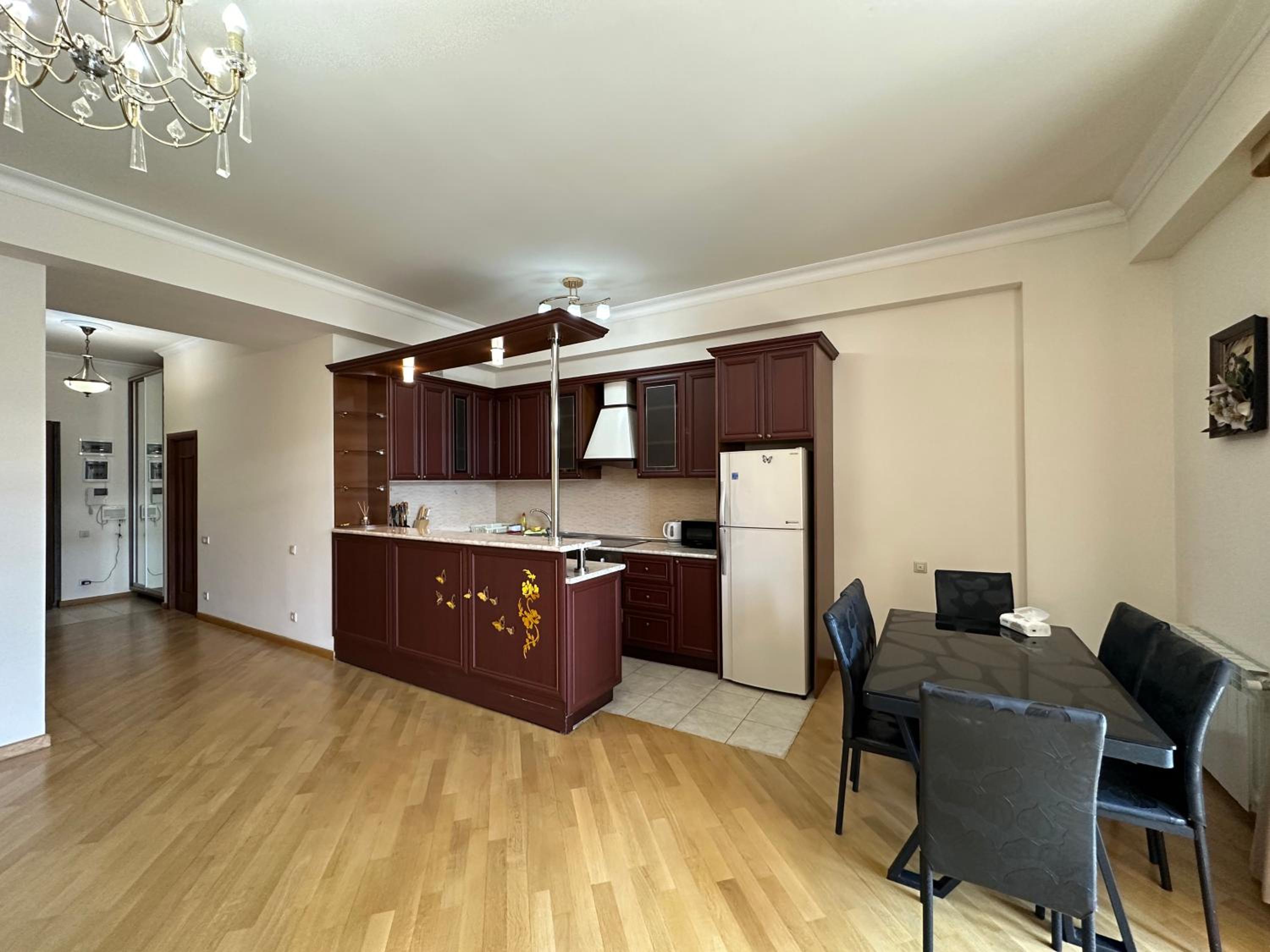Aram street, 1 bedroom Comfy & Sunny apart with Open balcony DI480