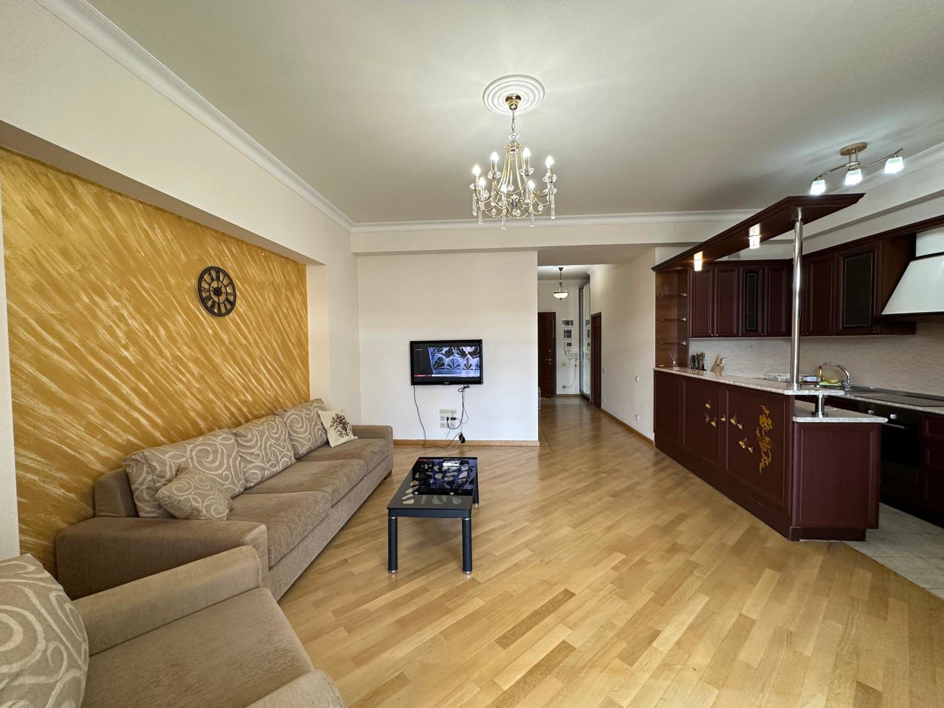 Aram street, 1 bedroom Comfy & Sunny apart with Open balcony DI480