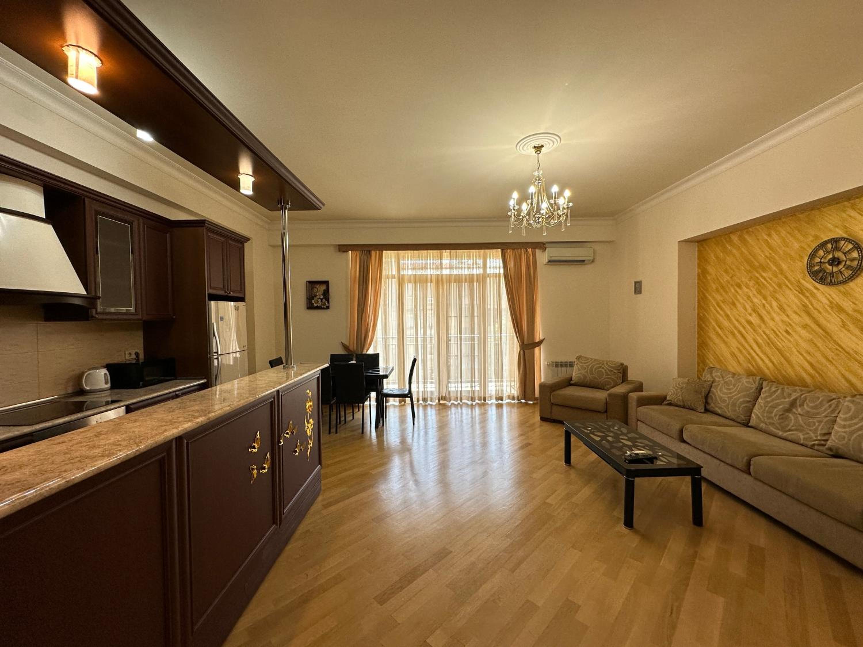 Aram street, 1 bedroom Comfy & Sunny apart with Open balcony DI480
