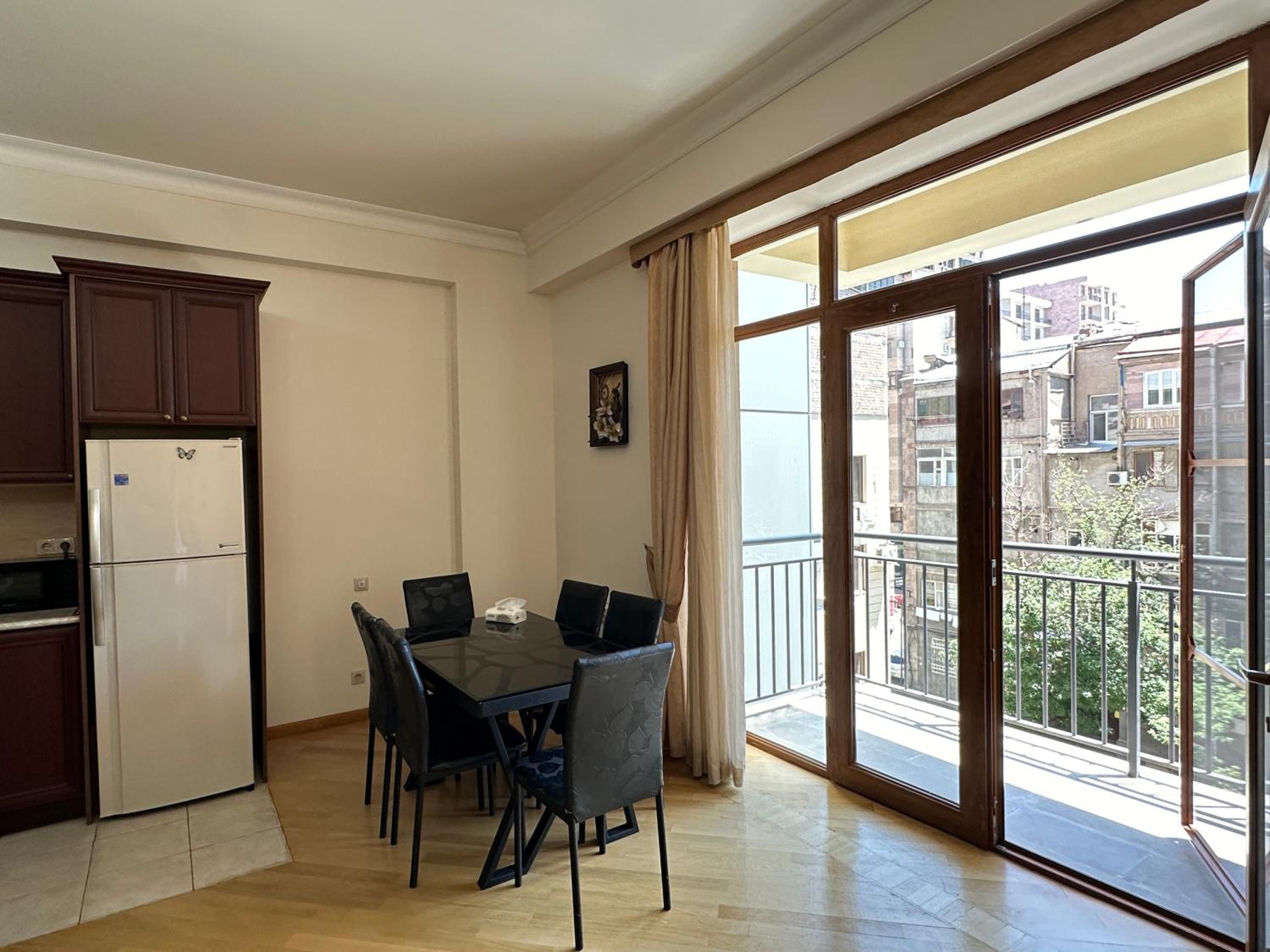 Aram street, 1 bedroom Comfy & Sunny apart with Open balcony DI480