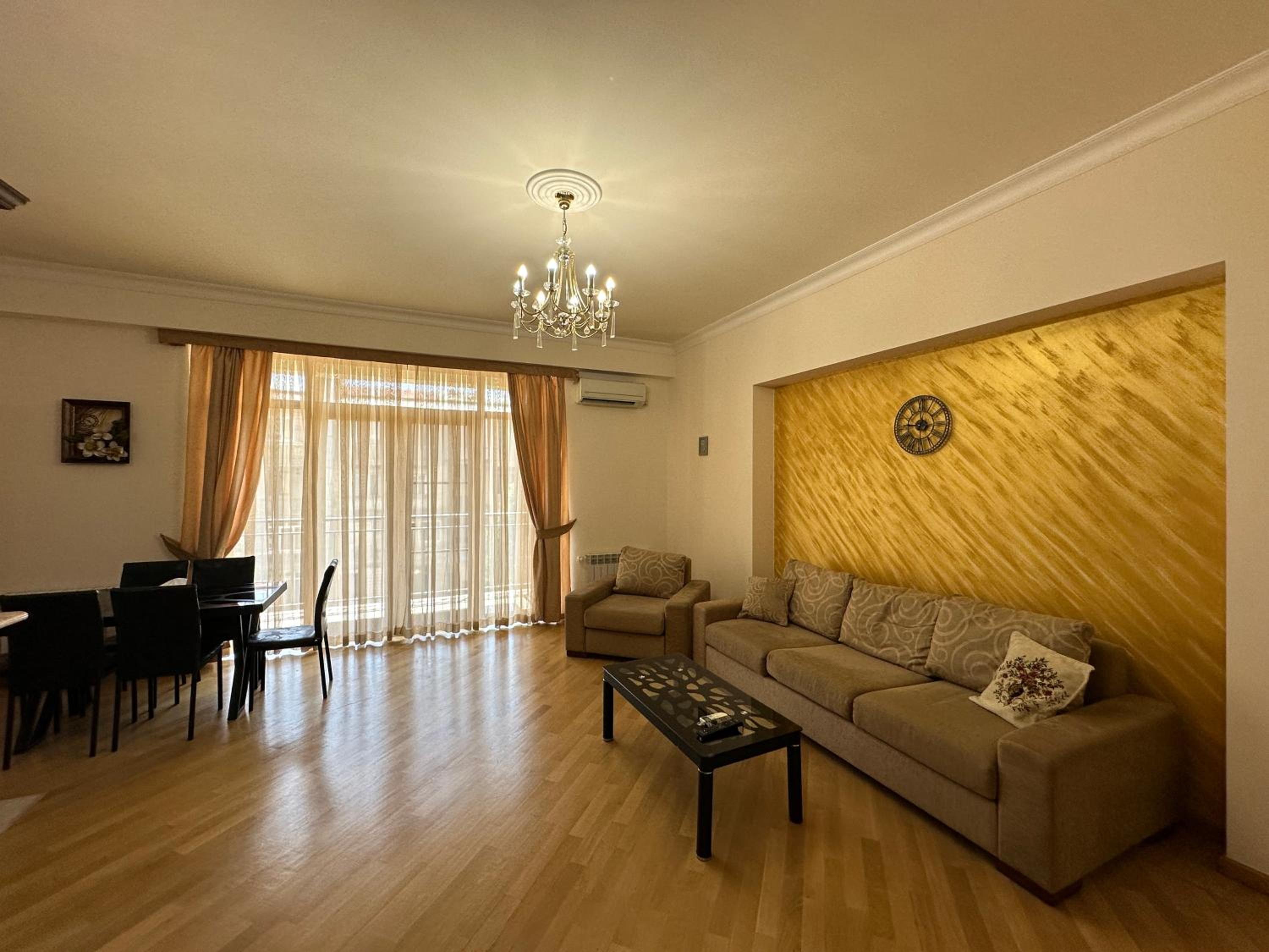 Aram street, 1 bedroom Comfy & Sunny apart with Open balcony DI480
