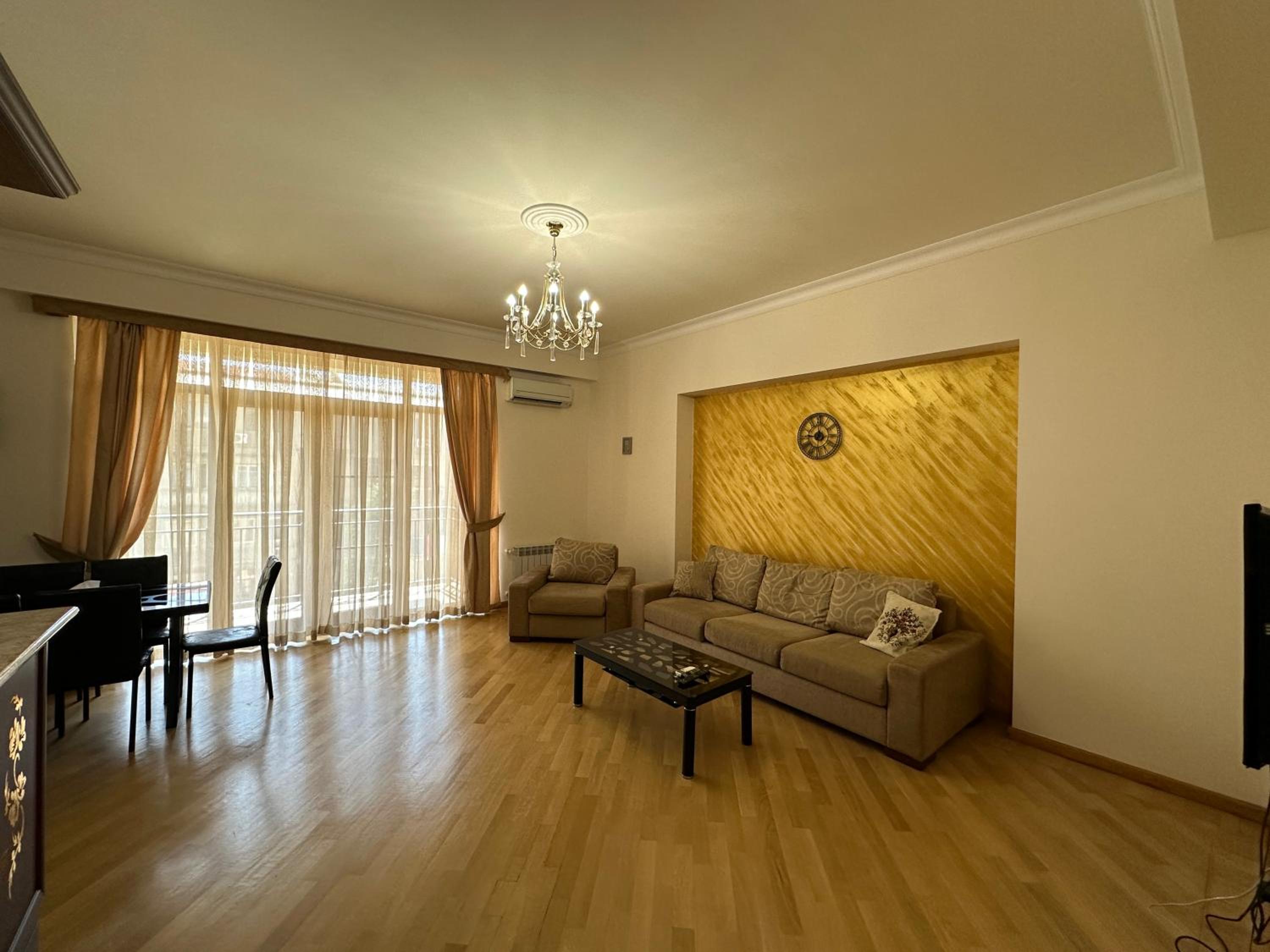Aram street, 1 bedroom Comfy & Sunny apart with Open balcony DI480