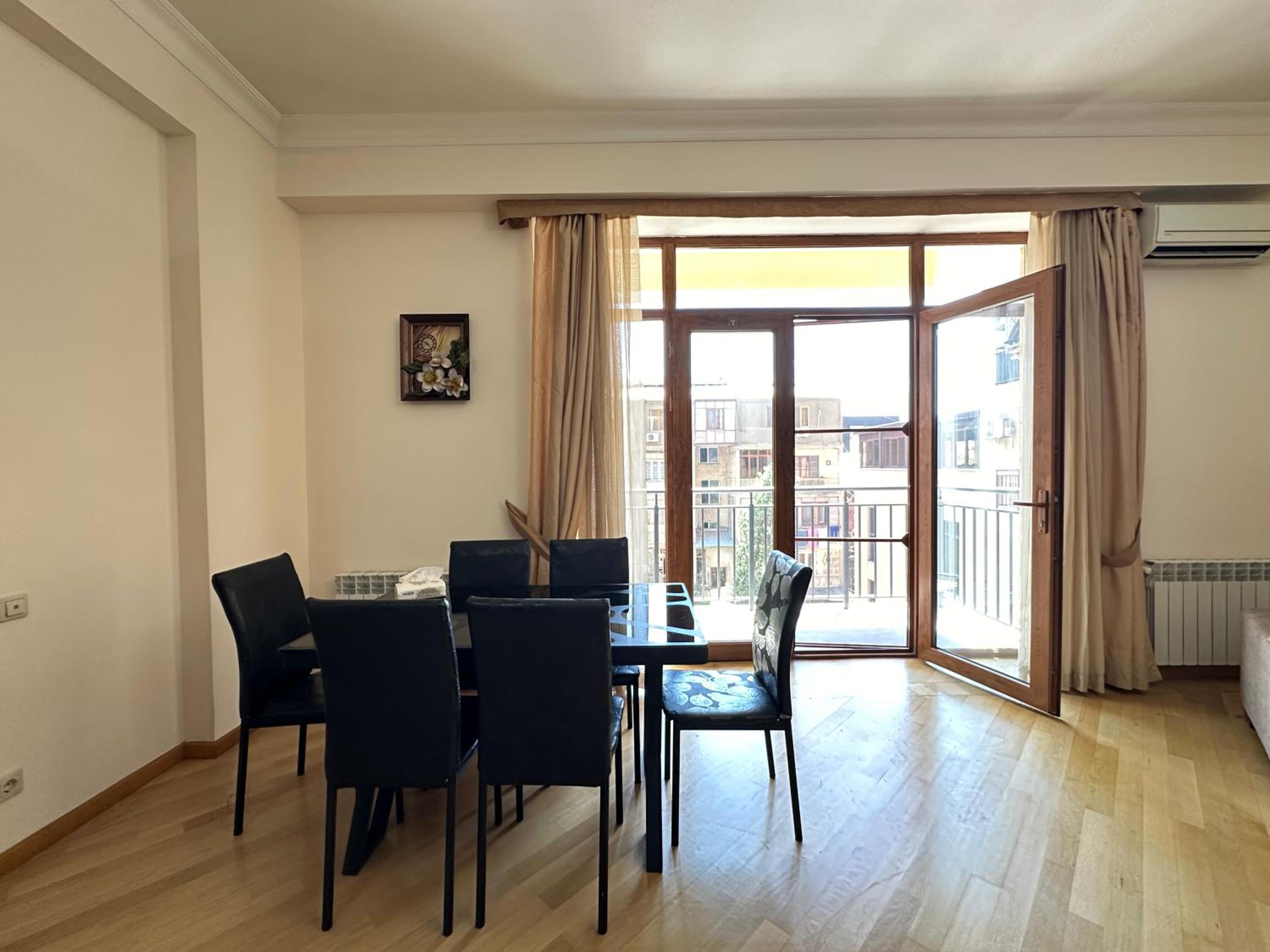 Aram street, 1 bedroom Comfy & Sunny apart with Open balcony DI480