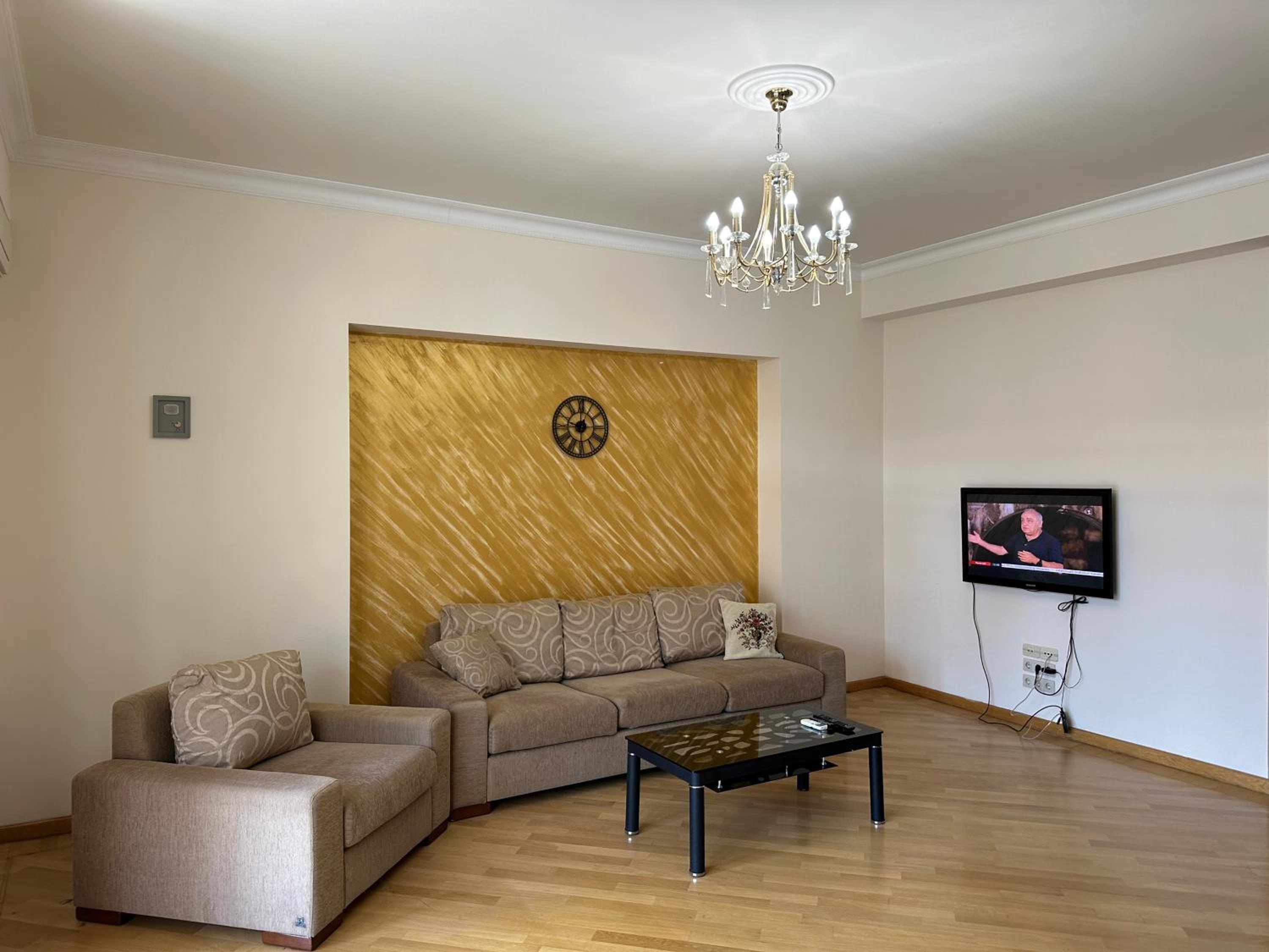 Aram street, 1 bedroom Comfy & Sunny apart with Open balcony DI480