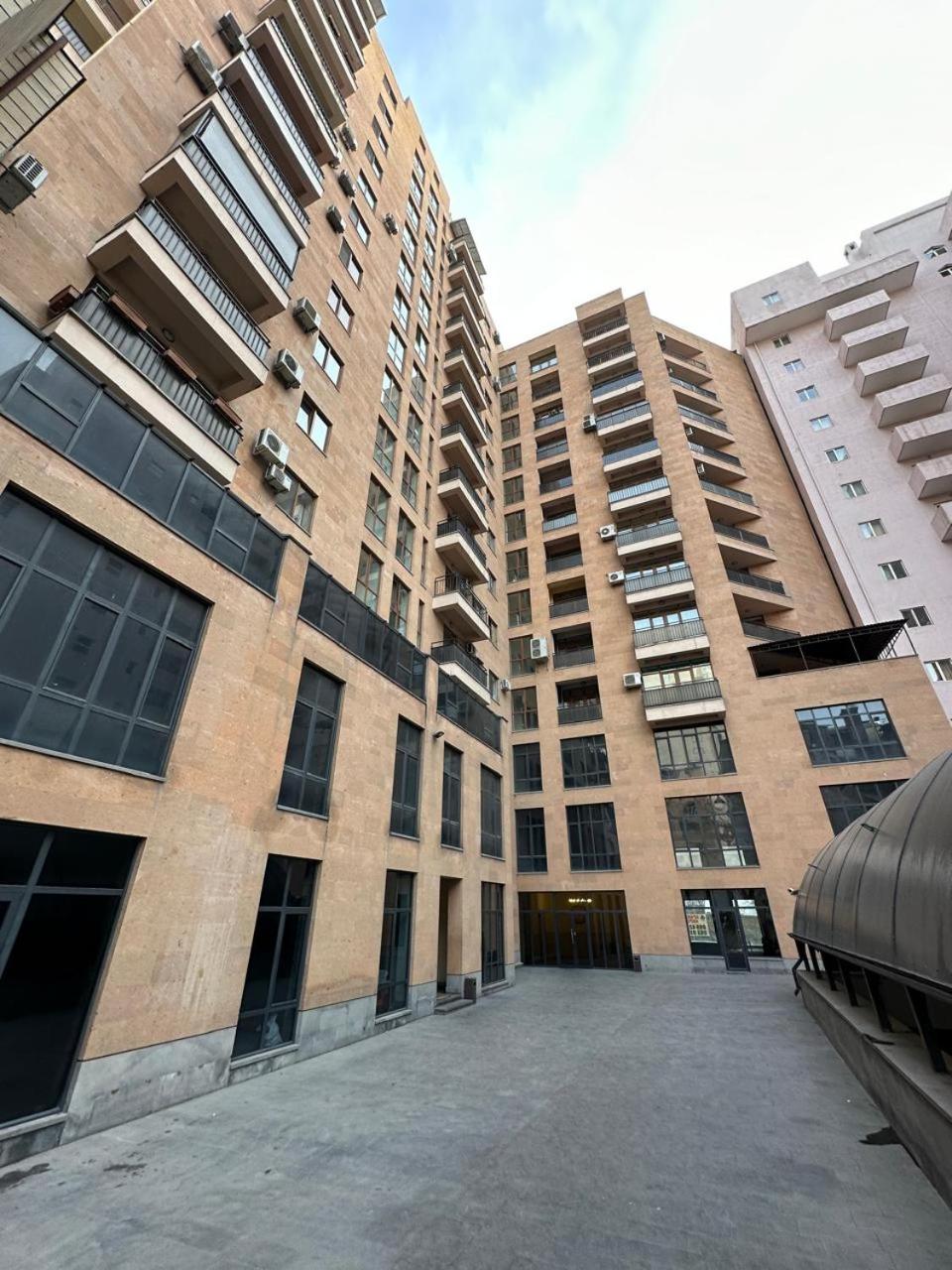 Aram street, 1 bedroom Comfy & Sunny apart with Open balcony DI480