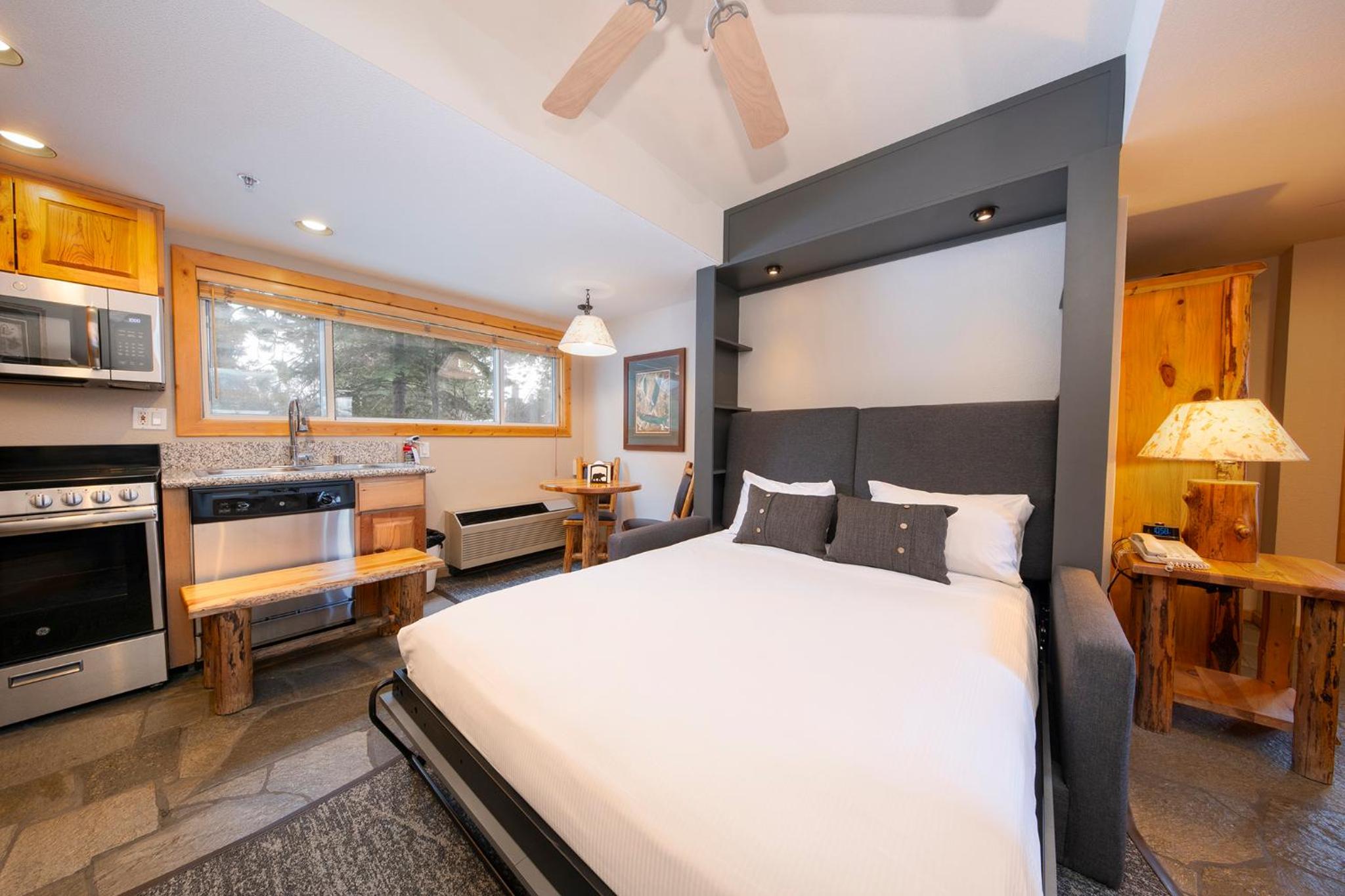 Red Wolf Lakeside Lodge - Property Image 4