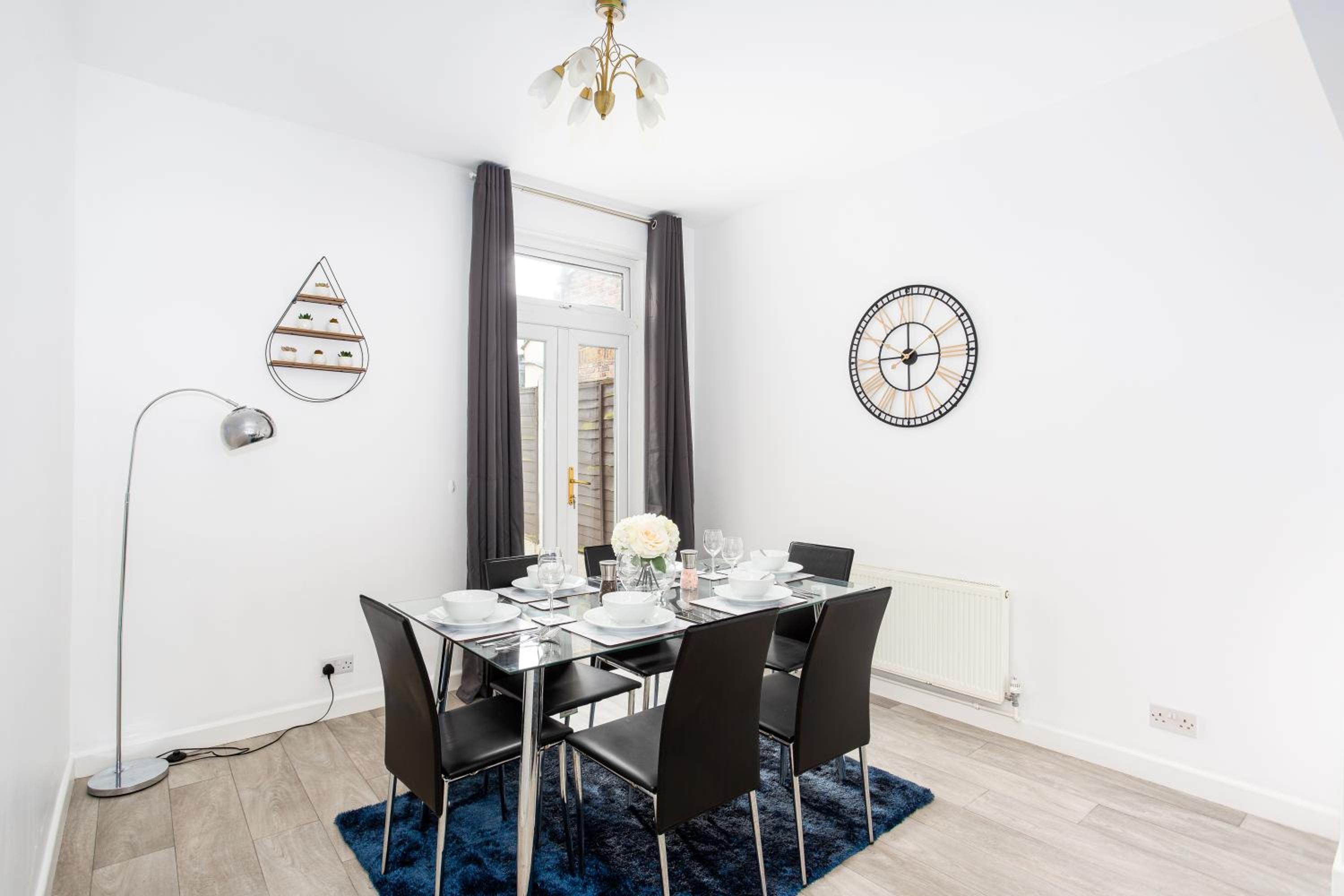 Hotel ★ Large 3-bed House With Hot Tub - Sleeps 11! ★