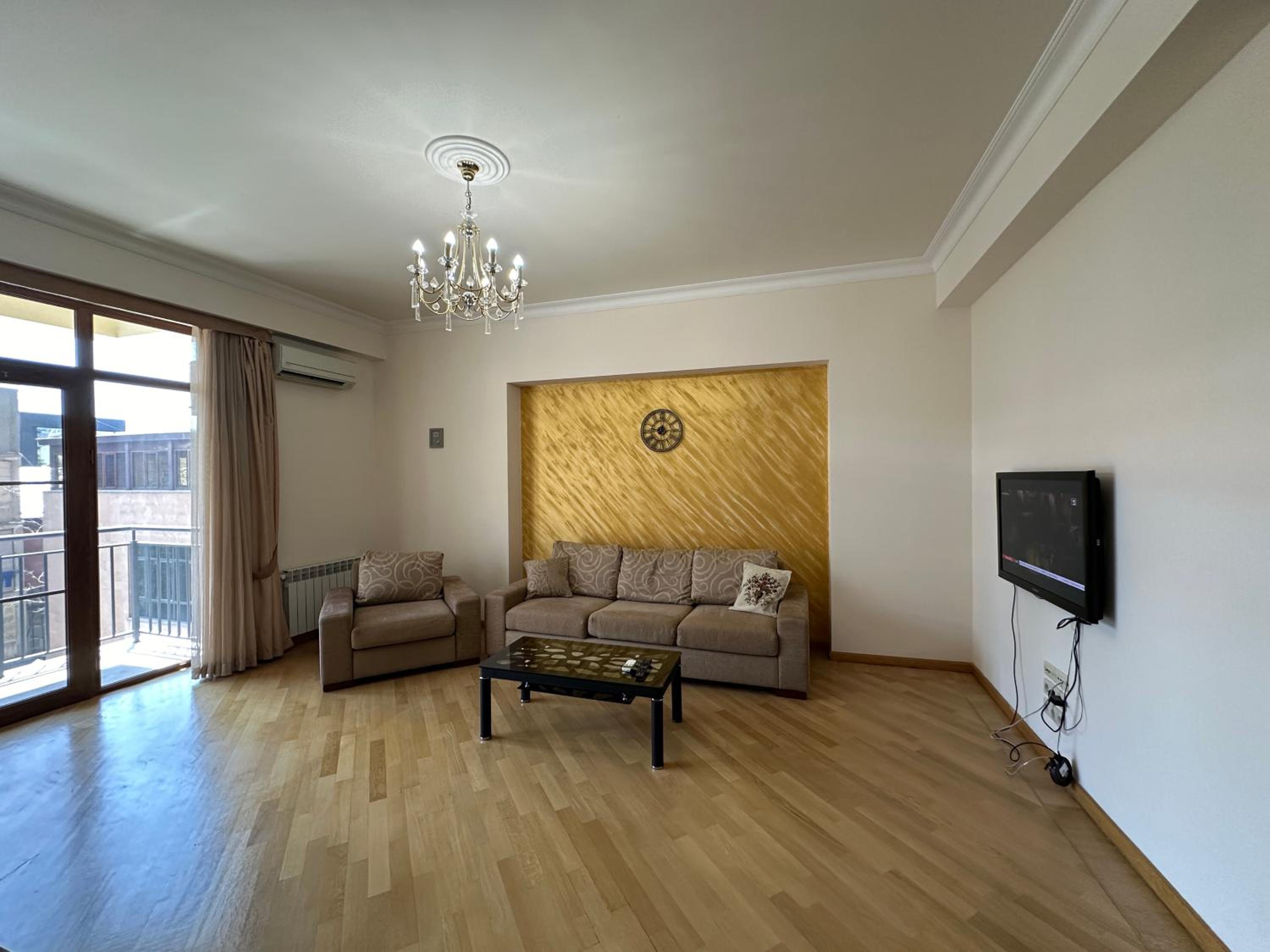 Aram street, 1 bedroom Comfy & Sunny apart with Open balcony DI480