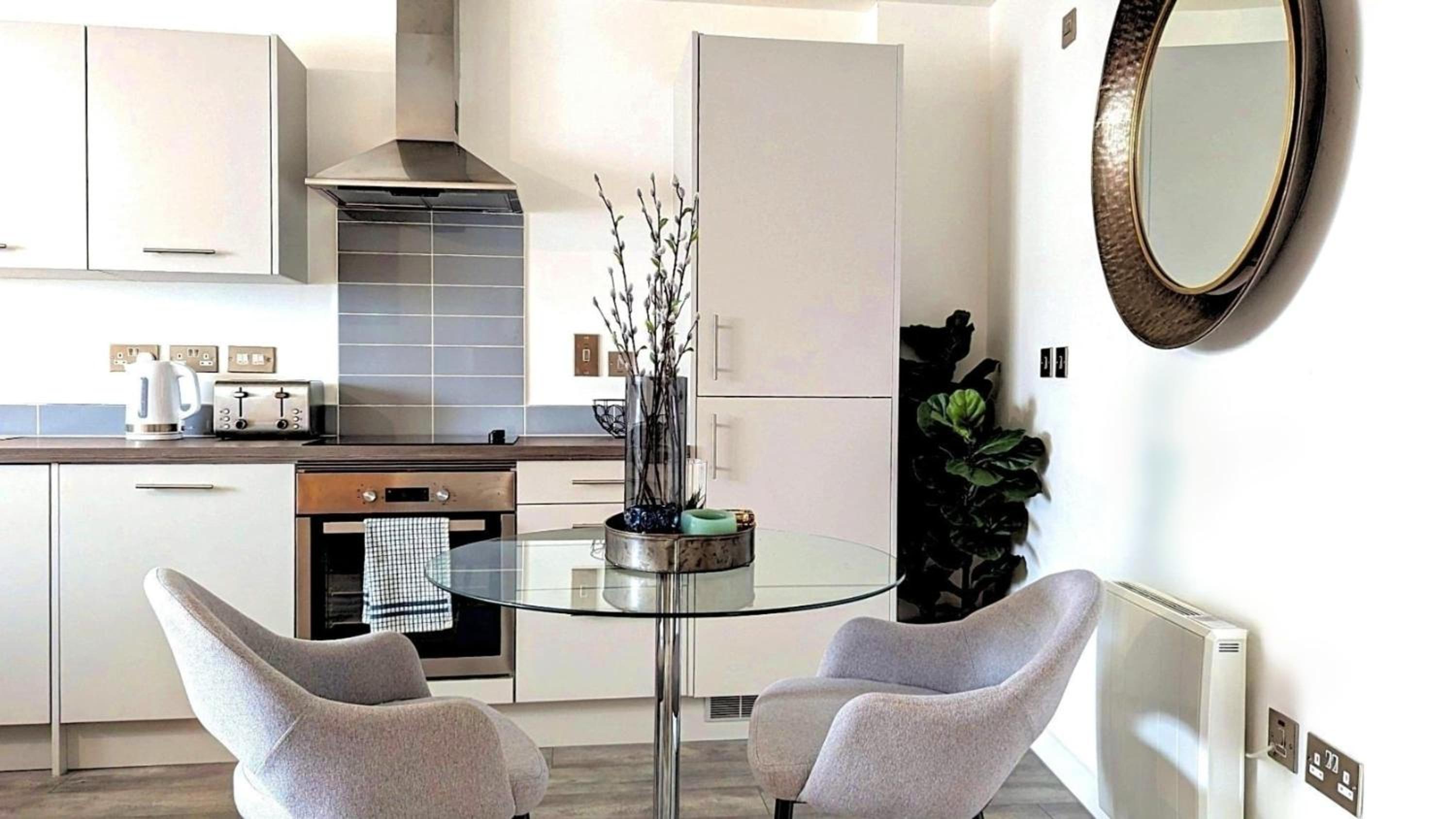 Modern 1 Bed Apt - 15 Mins to Solihull Centre view 3